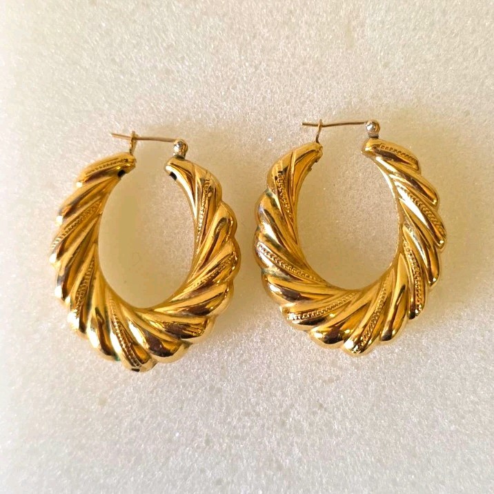 Vintage Gold Tone Twisted Ribbed Shrimp Hoop Earrings Pierced Statement