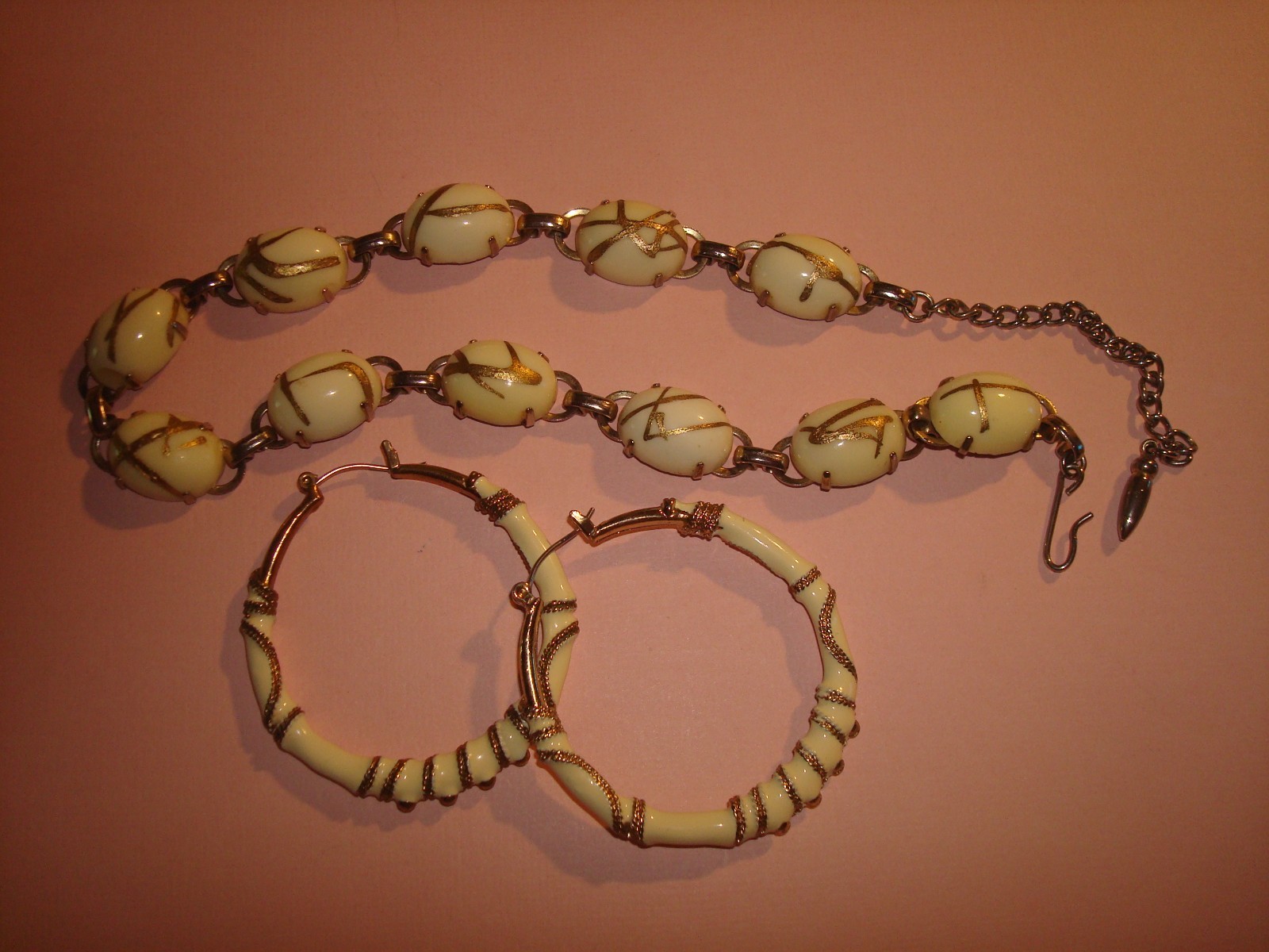 VINTAGE, SET NECKLACE & POST HOOP LARGE EARRINGS CREAM/BEIGE GOLD ACCENT PERFECT