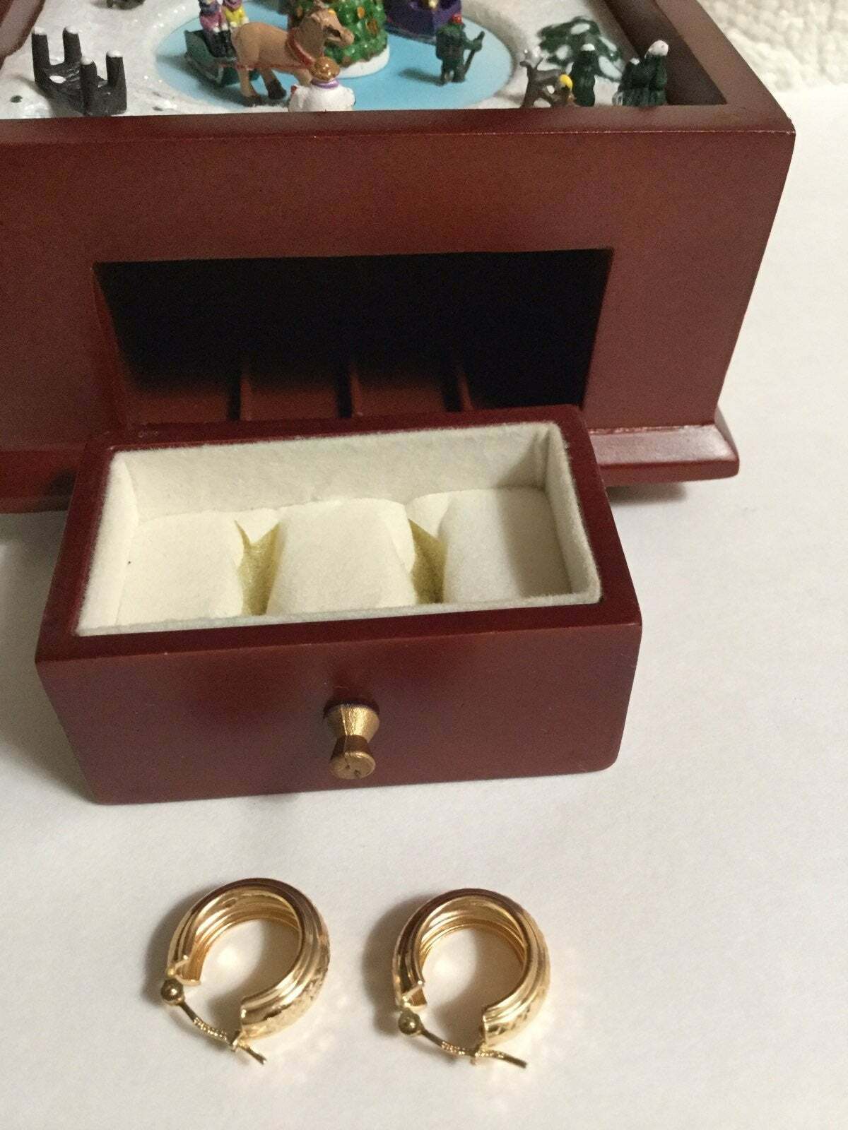 14KT Yellow Gold Diamond-cut Bolivia Earrings in a Musical Carousel Jewelry Box