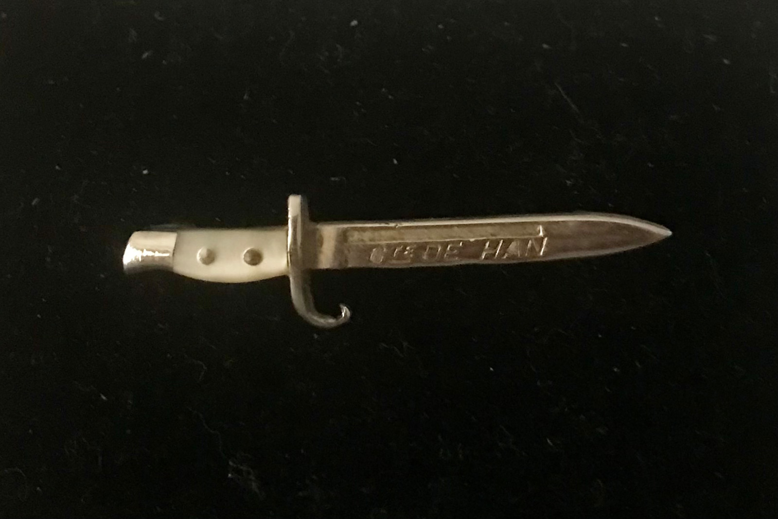WW1 SOUVENIR/SWEETHEART DAGGER BROOCH – GTE DE HAN – MOTHER-OF-PEARL HANDLE