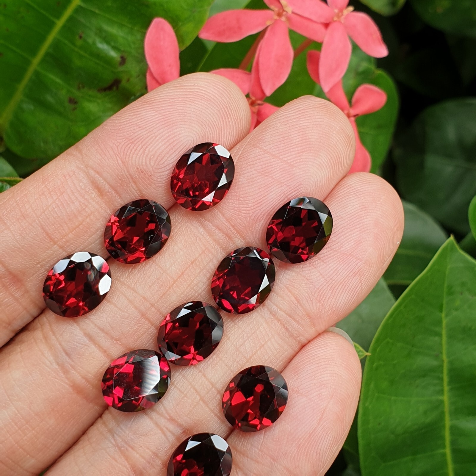 Oval 9x11mm Attractive Color! Natural Red Mozambique Garnet Africa 1PC 4.1CT