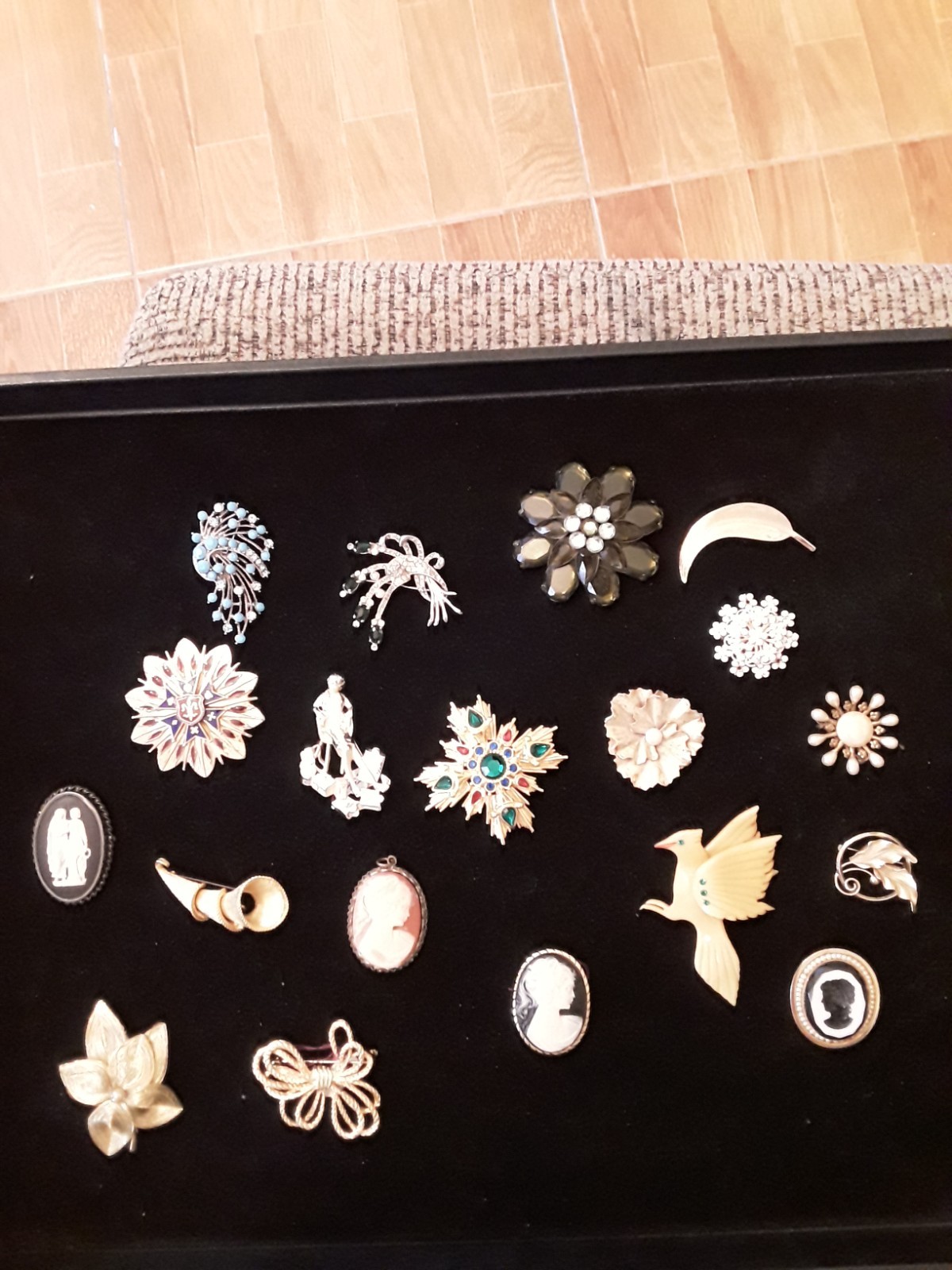 Lot 19 Vtg Brooches Jewelry Rhinestone Joan Rivers / Wedgewood / Sarah Coventry