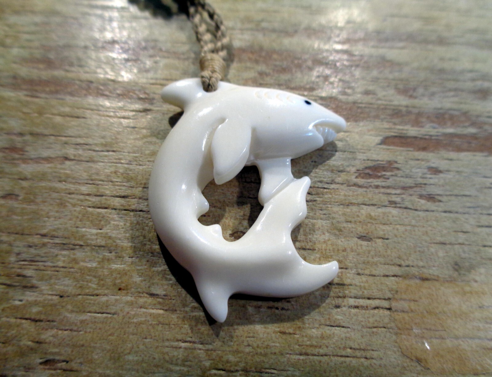 31MM CARVED WATER BUFFALO BONE HAWAIIAN MANO NIUHI SHARK PENDANT NECKLACE 28″