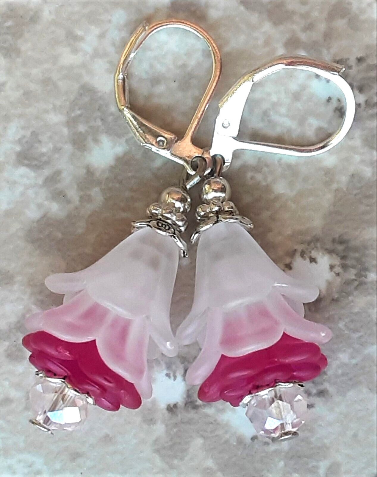 WHITE DARK PINK Acrylic FLOWER Faceted PALE PINK CRYSTAL earring SP LEVERBACK XX