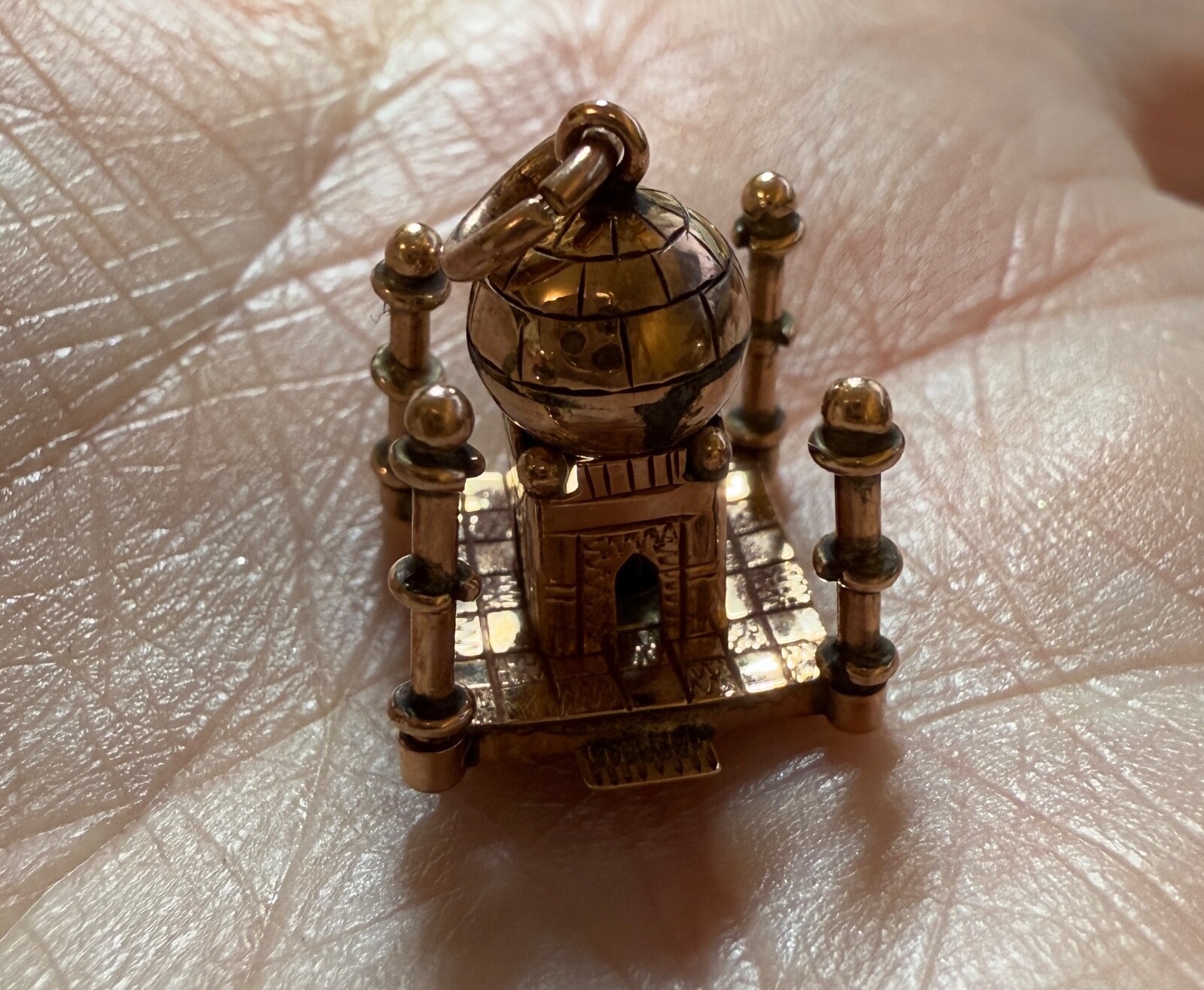 Rare Vintage 9ct Rose Gold charm of Taj Mahal Hallmarked 2.31 grams.
