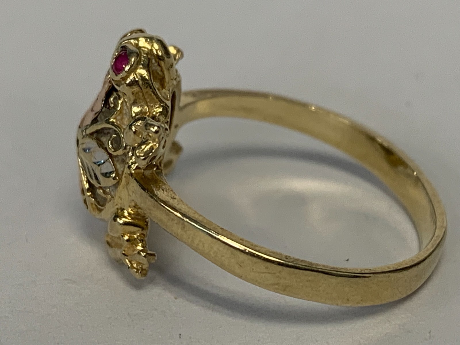 14K Yellow two tone Gold Frog Ring ruby eyes SZ 6.25 -3.2 grams-