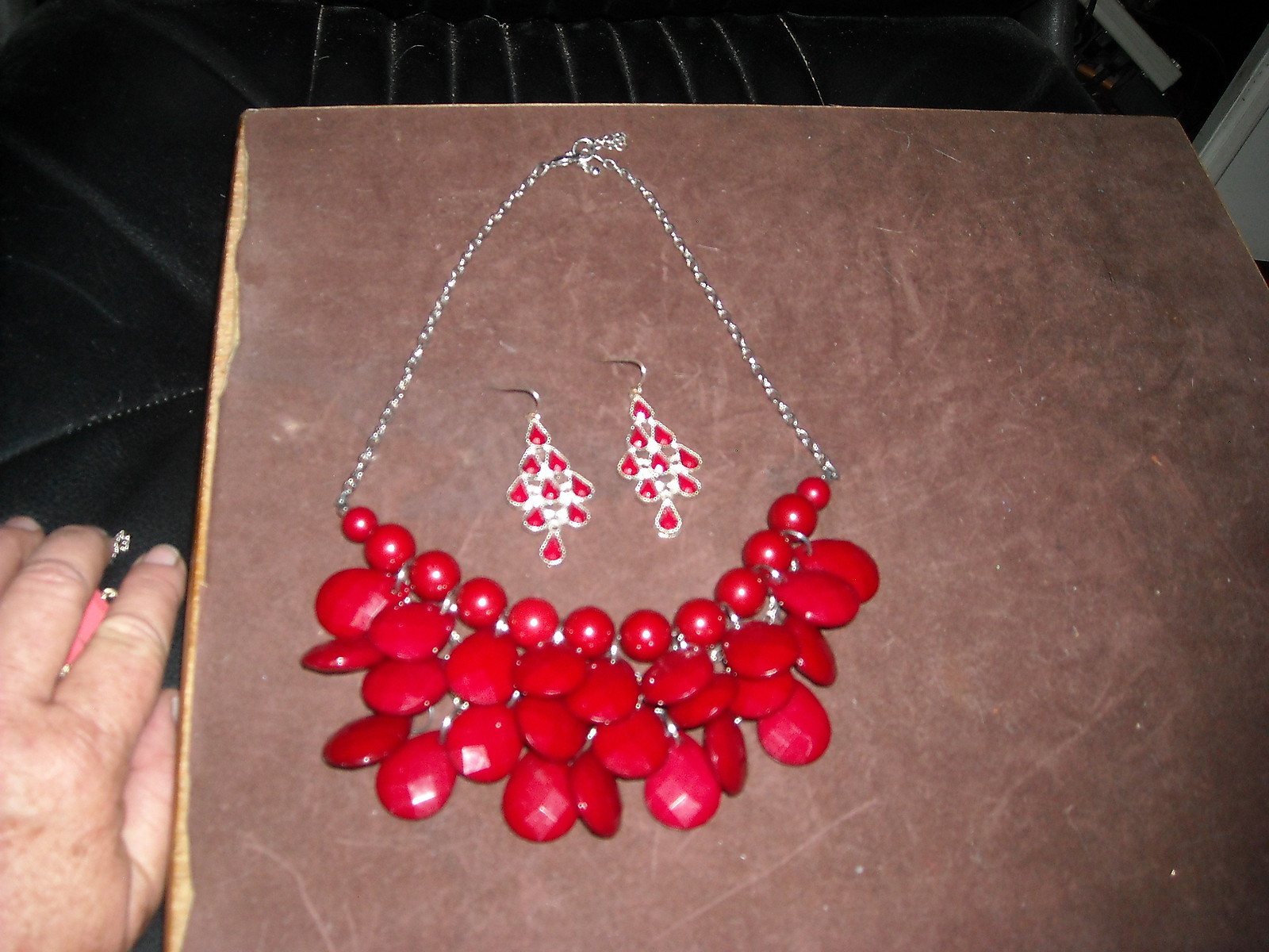 21 1/2 total length blood red faceted plactic bead gold tone necklace earrings