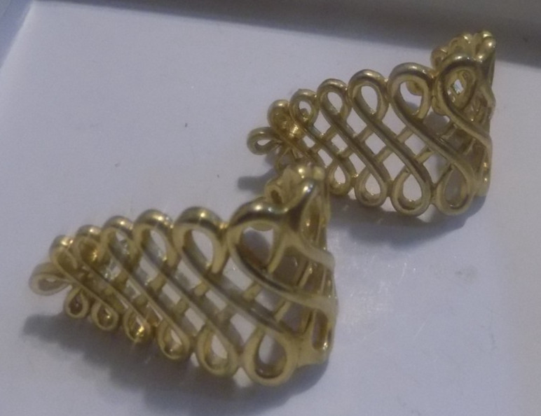 VTG GOLD TONE HALF HOOP EARRINGS OPEN WORK 1.25″ tall (545)