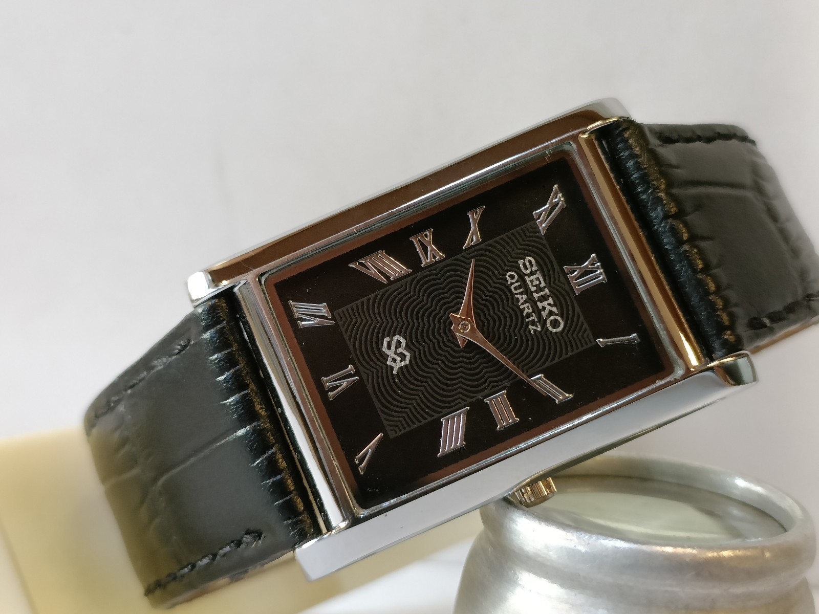 VINTAGE SEIKO SLIM QUARTZ BLACK DIAL JAPAN MEN’S WORKING DRESS WATCH