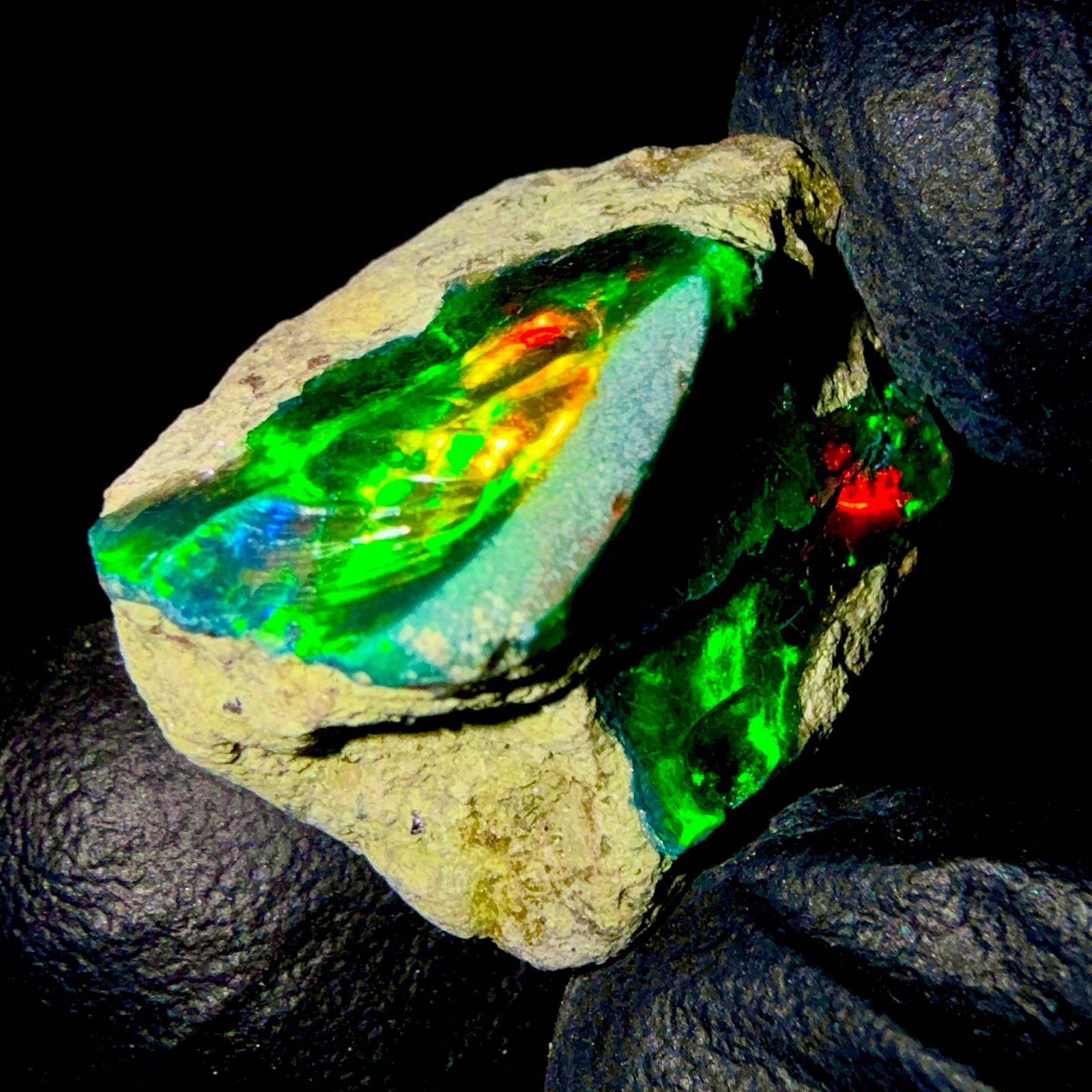 Natural Black Fire Opal rough, Ethiopian opal gemstone, Dry opal 18.8Ct 18×15 mm