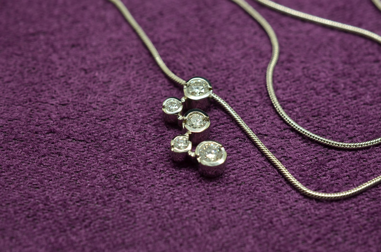 17.5″ 18K White Gold Snake Chain Necklace w/ 5 Stone Diamond Pendant