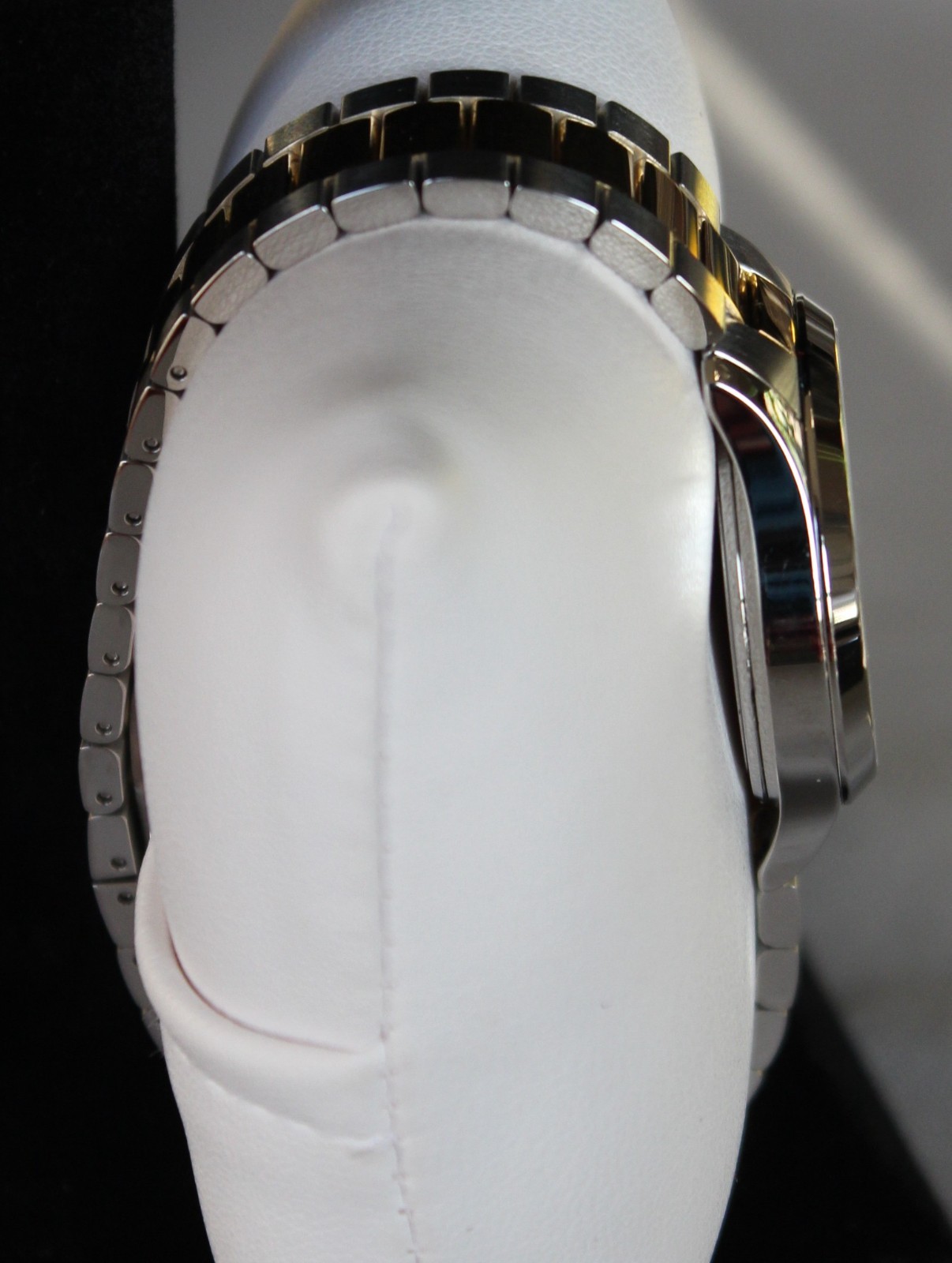 Gucci G-Timeless 18K Yellow Gold / SS 32mm Ladies Watch Multi-Bee MSRP: $6450