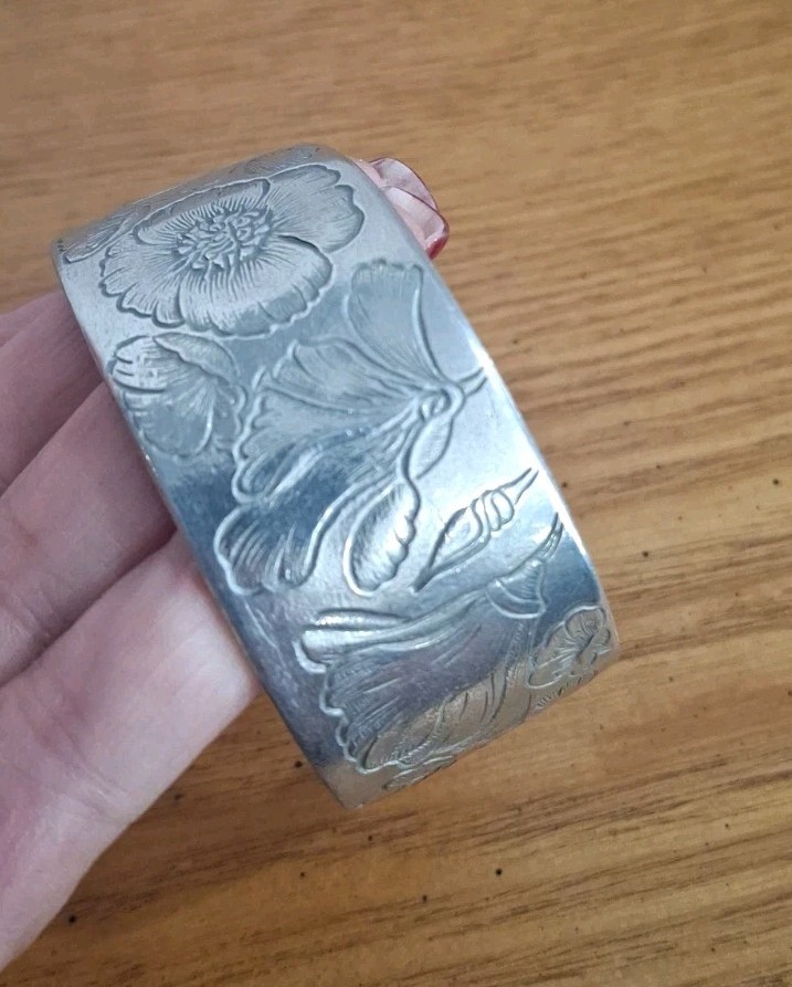 Salisbury Pewter 1″ Wide Cuff Engraved Bracelet Flower Of The Month August