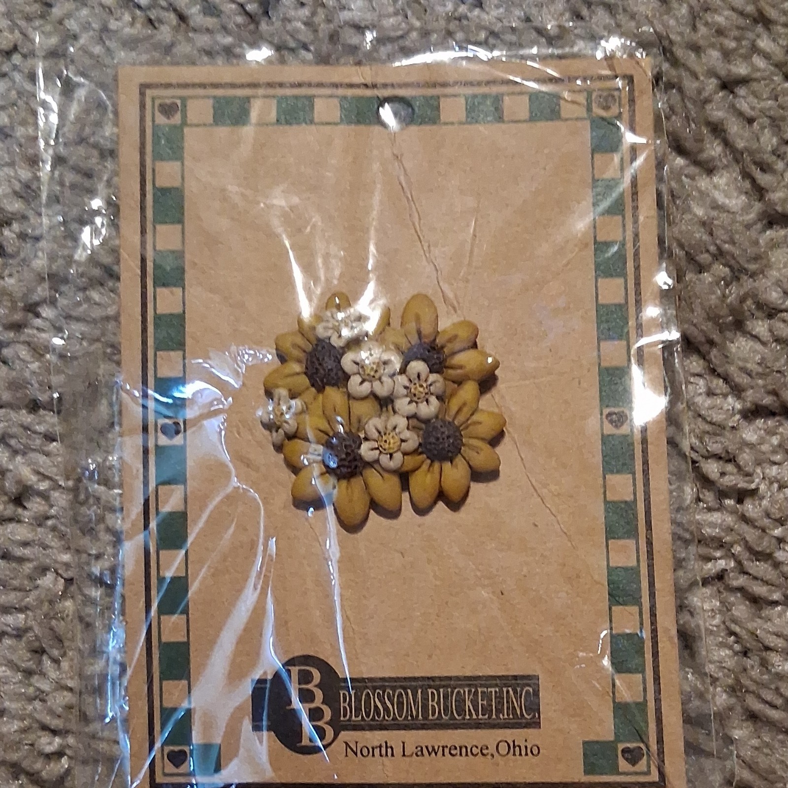 Blossom Bucket Inc. Resin Flower Brooch Pin Yellow White Brown MPN 90039