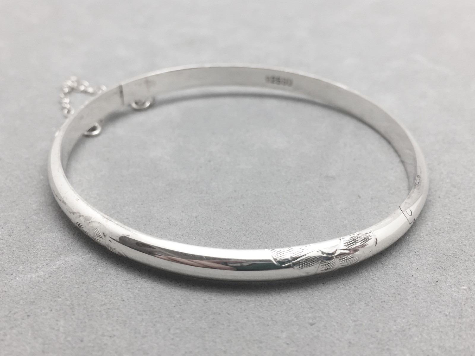 Sterling Silver Designer SU Hinged Locking Bangle Bracelet 5mm Wide 5.7 Gr New