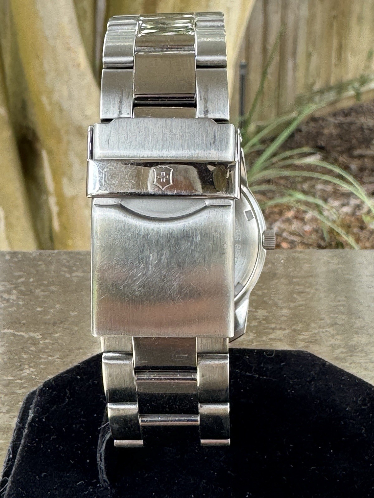 Victorinox Swiss Army Quartz Ref: 24972 Date Arabic Numerals Steel Bracelet 40mm