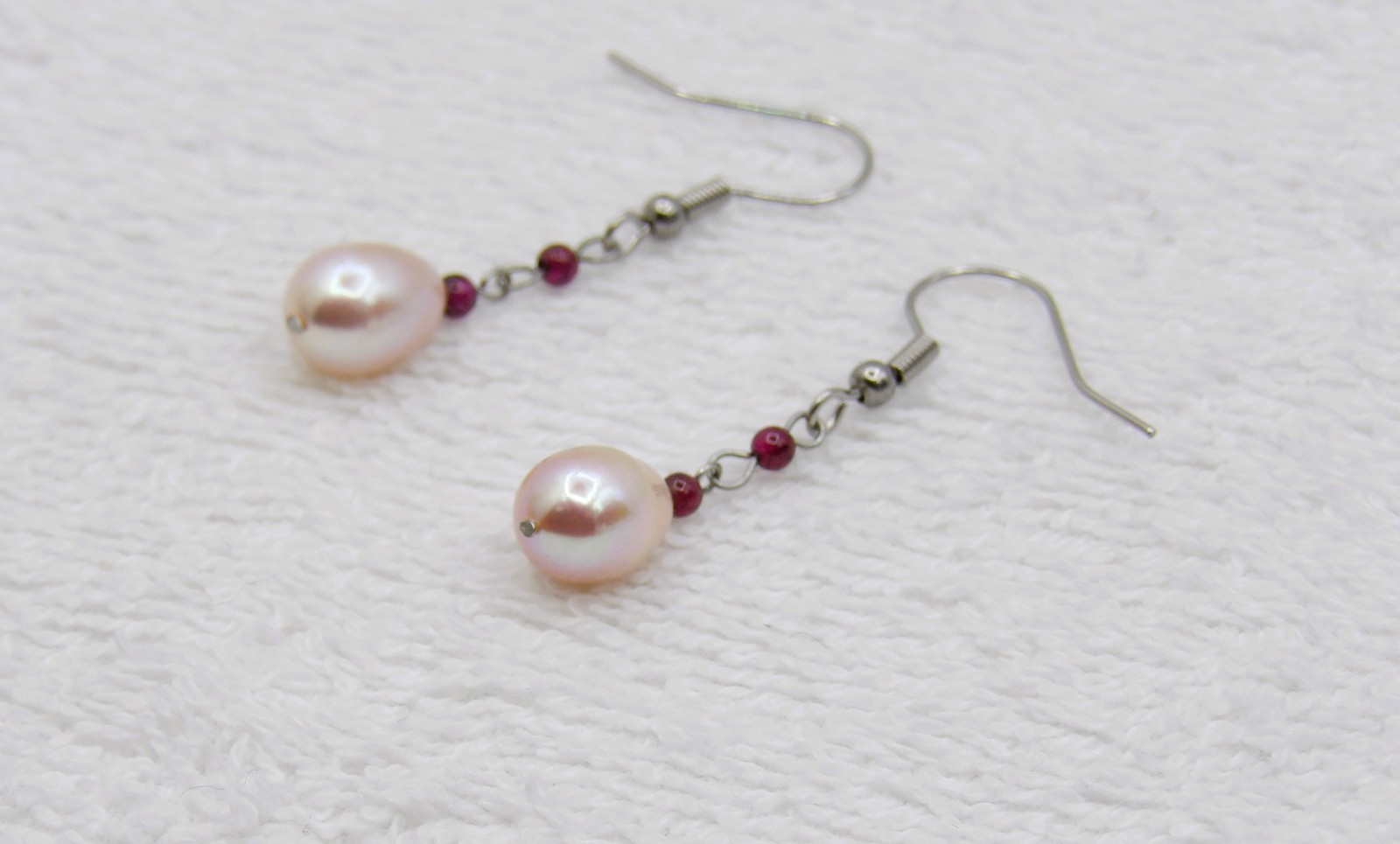 Garnet & 10.8mm HQ Oval Freshwater Cultured Cream Pearl Dangle Earrings ERD22