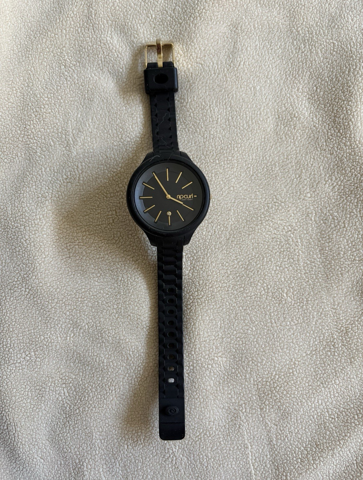 Rip Curl Black Analog Wristwatch Rubber Strap Gold Dial Stick Indices Unisex