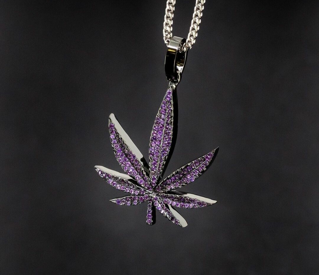 1 ct RD Cubic Zirconia mens Purple Amethyst Marijuana Leaf Pendant in Silver