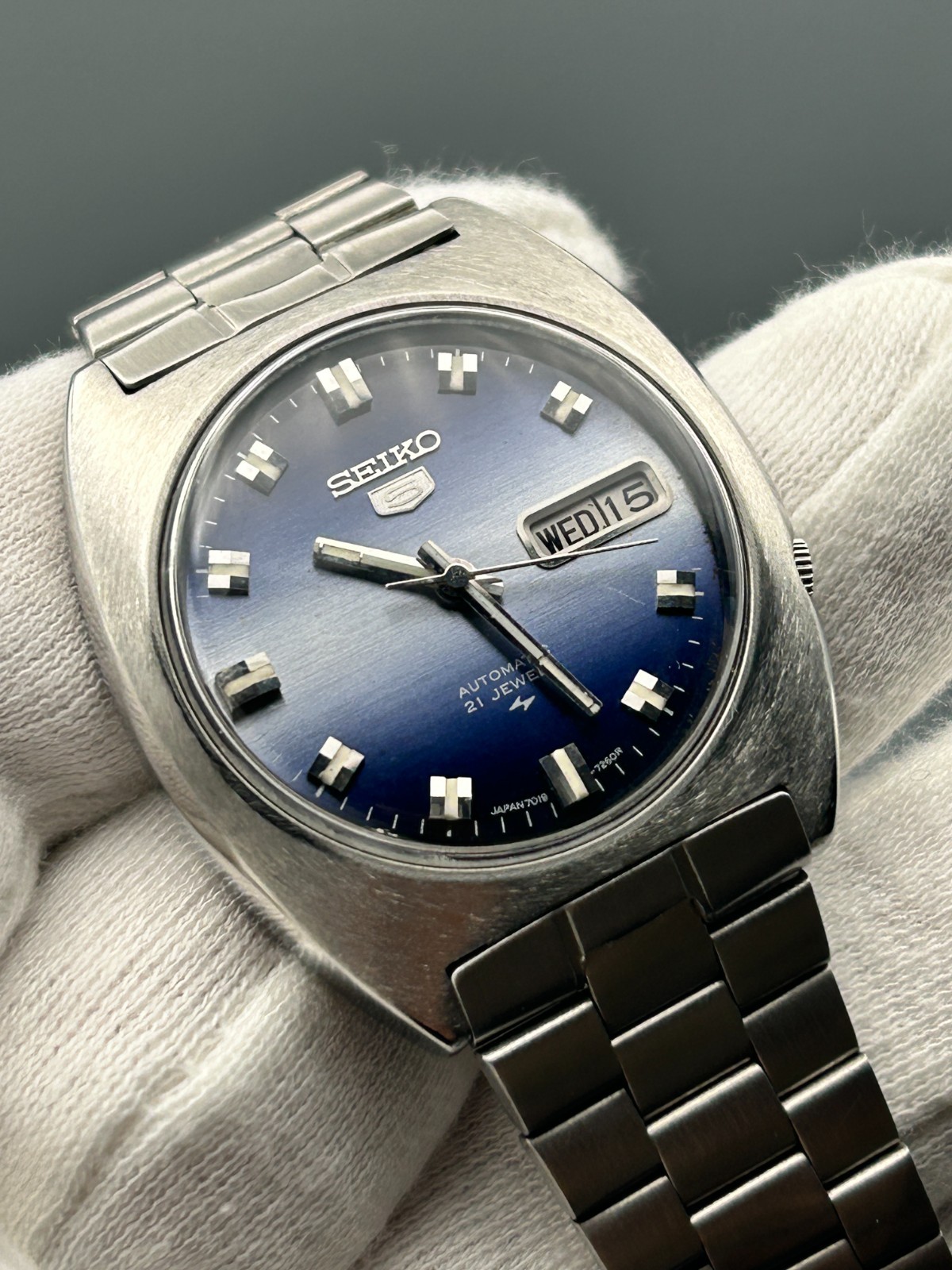 Vintage Seiko 5 Automatic Gradient Blue 21J Day/Date Men’s Wrist Watch Japan
