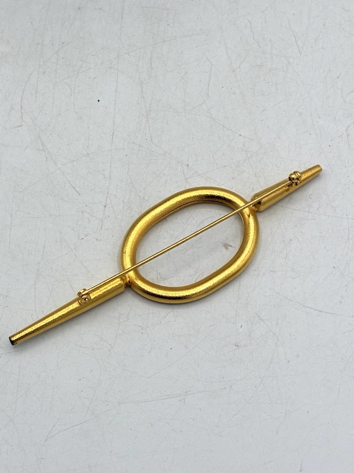 Vintage Matte Gold Tone Oval Ring Scarf Pin Brooch Modernist Minimalist 4″