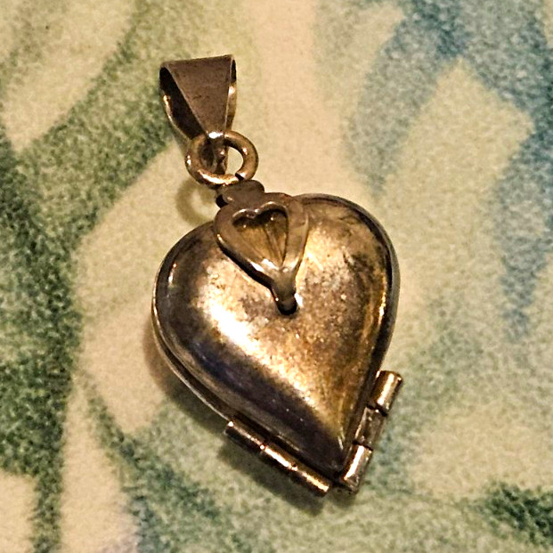Folding Heart Locket. Silver Tone 🩶
