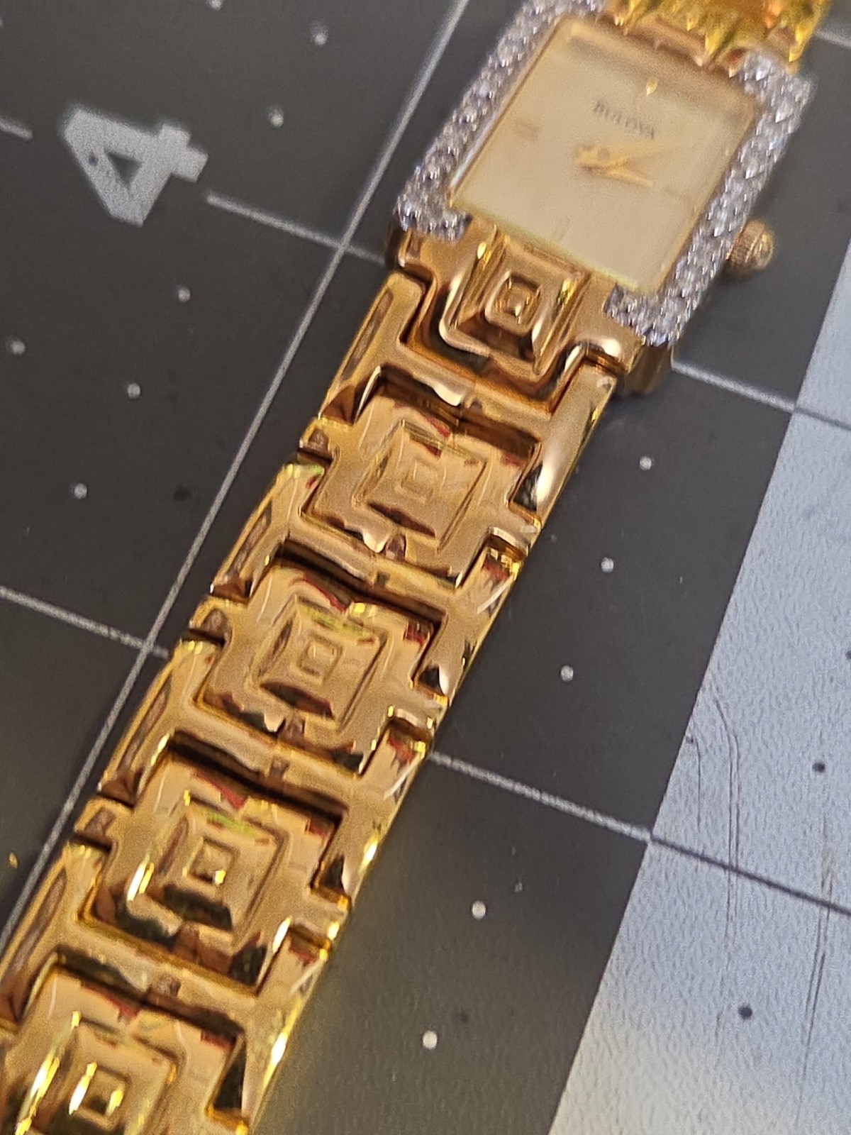 Vtg 2000 BULOVA Ladies 16mm Watch Gold Tone DIAMONDS Bezel MOP Tank 7.5″ – RUNS
