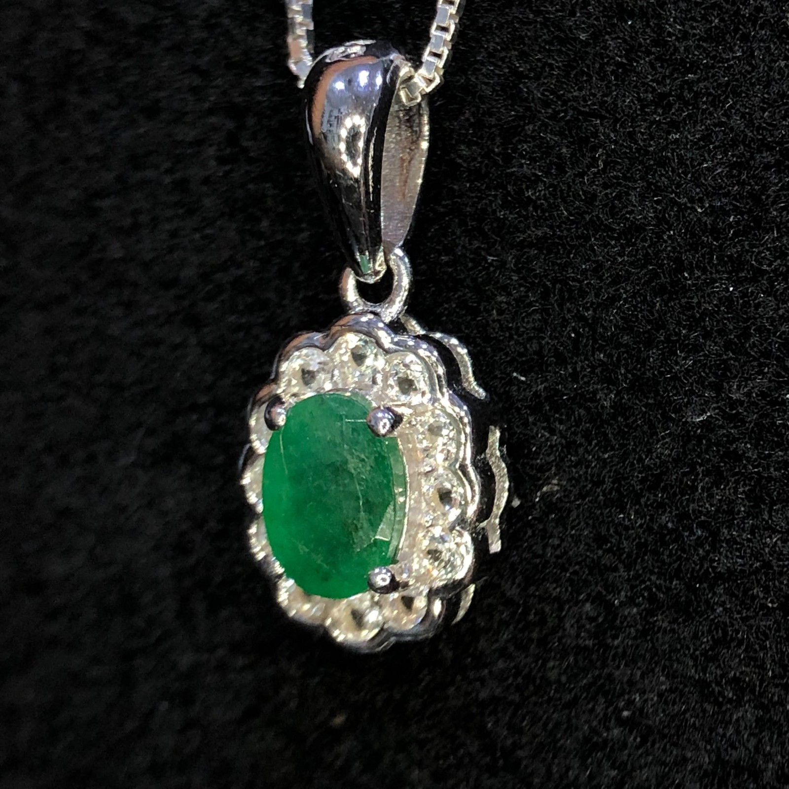 Natural Emerald Gemstone 925 Sterling Silver Pendant Oval Top Rich Green