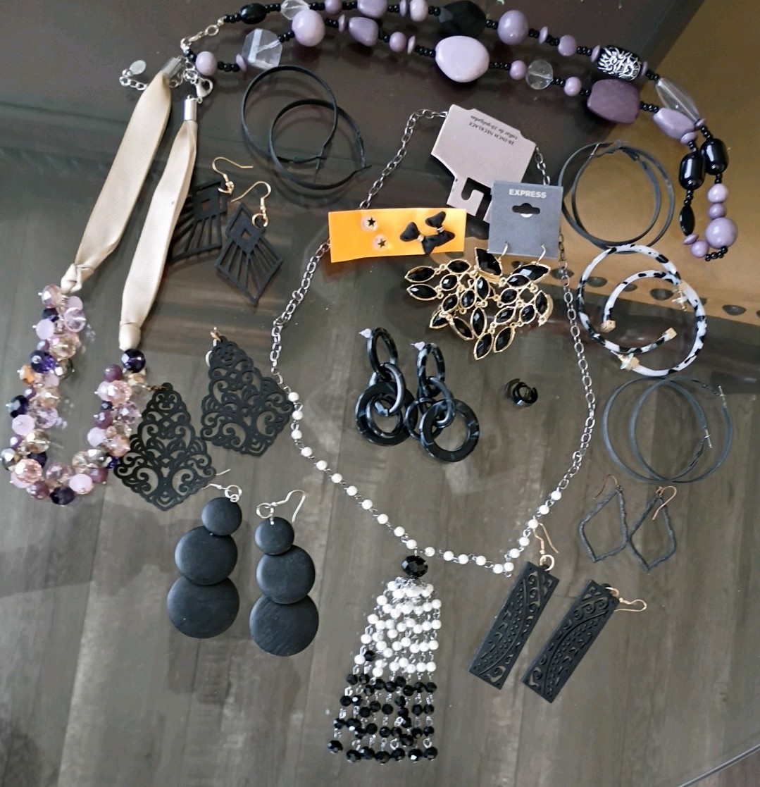 Costume Jewelry: Lot Of Black Necklaces And Earrings