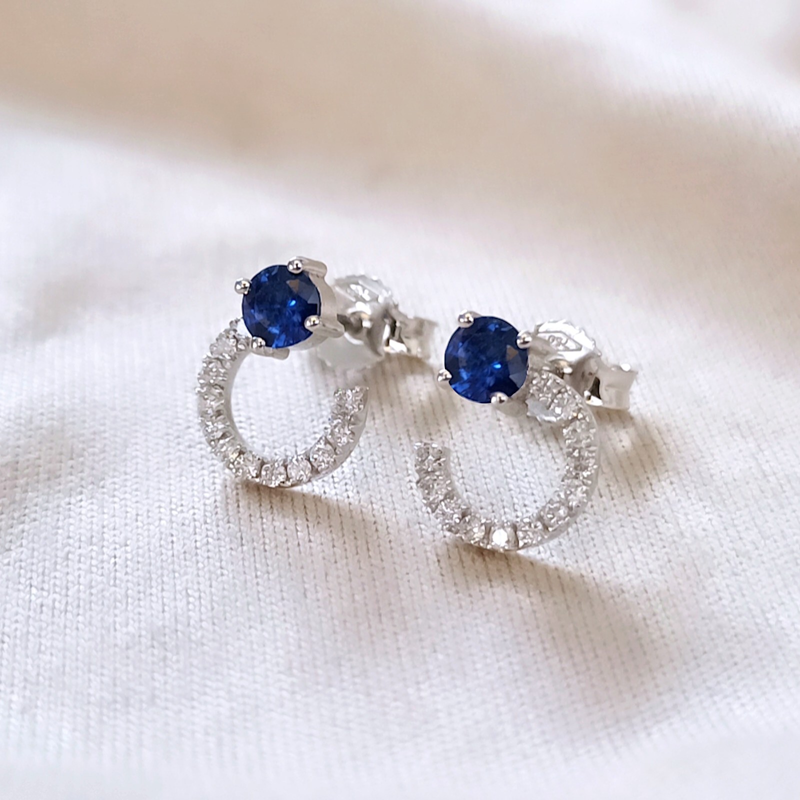 Orecchini cerchio a lobo con Zaffiro Blu e Diamanti naturali in Oro bianco 18 kt