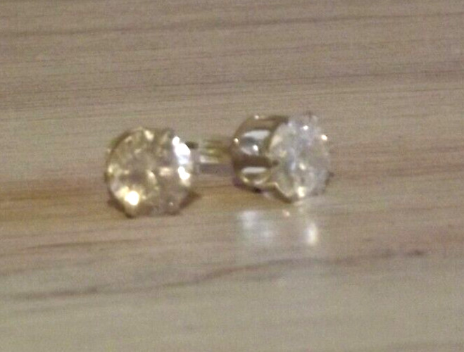 925 Sterling Silver – Round CZ Stud Earrings Cubic Zirconia B43