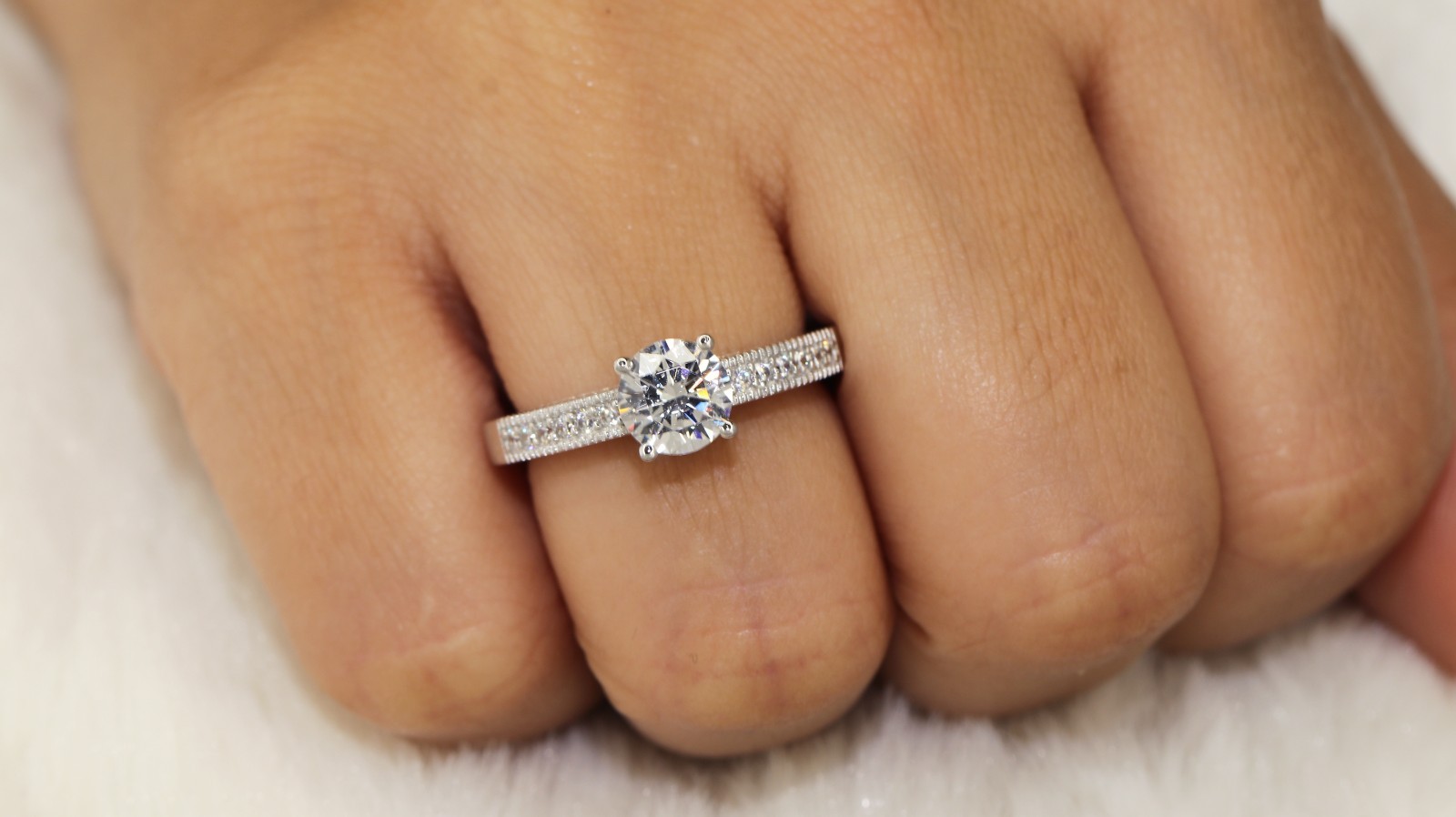 Solid Silver 925 Wedding Engagement Ring Round Cut Cubic Zirconia Stones 5A+