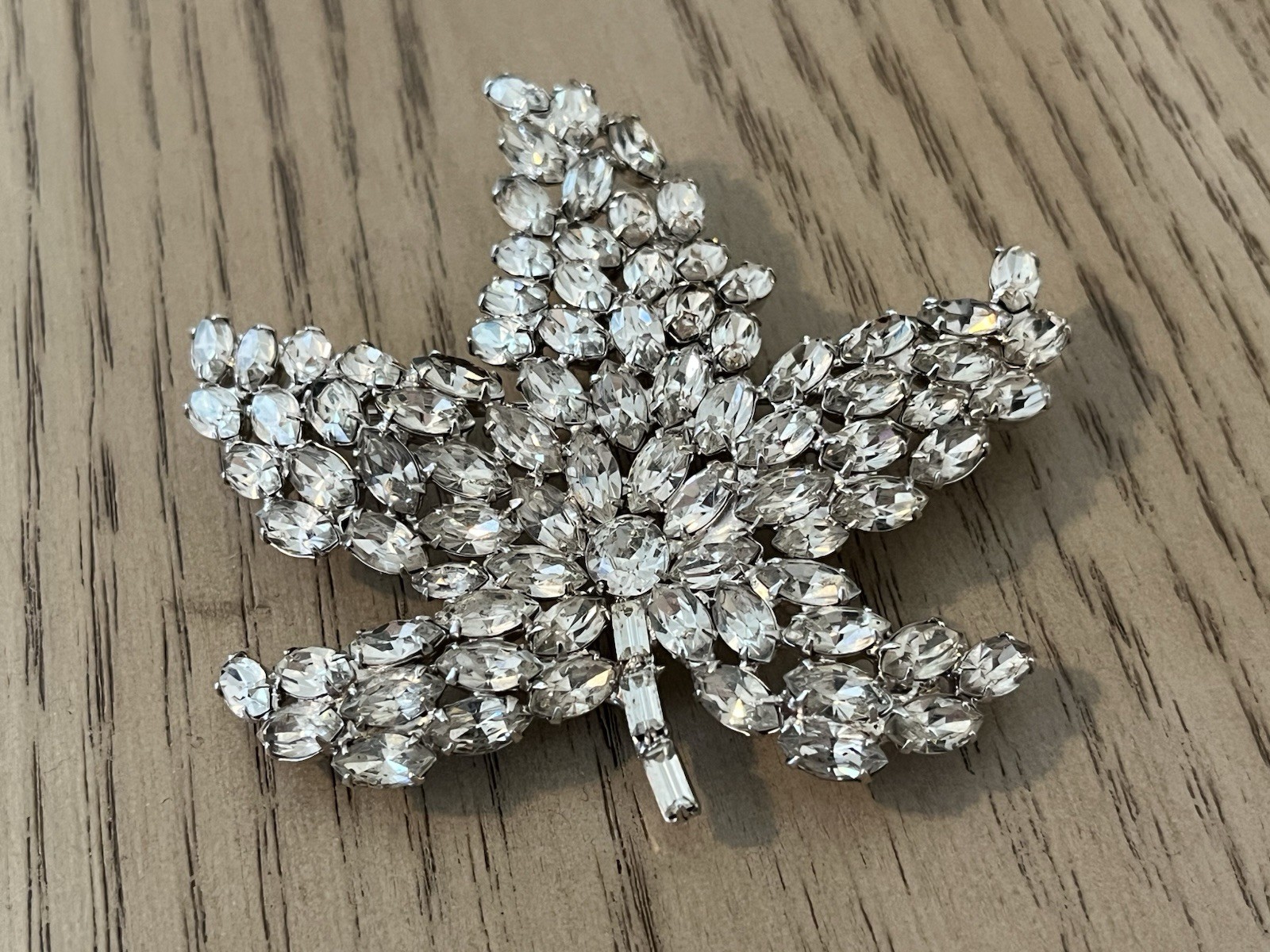 JULIANA HONEY MALACHITE, KRAMER pre 1955!, CLEAR RHINESTONE OAK LEAF BROOCHES!
