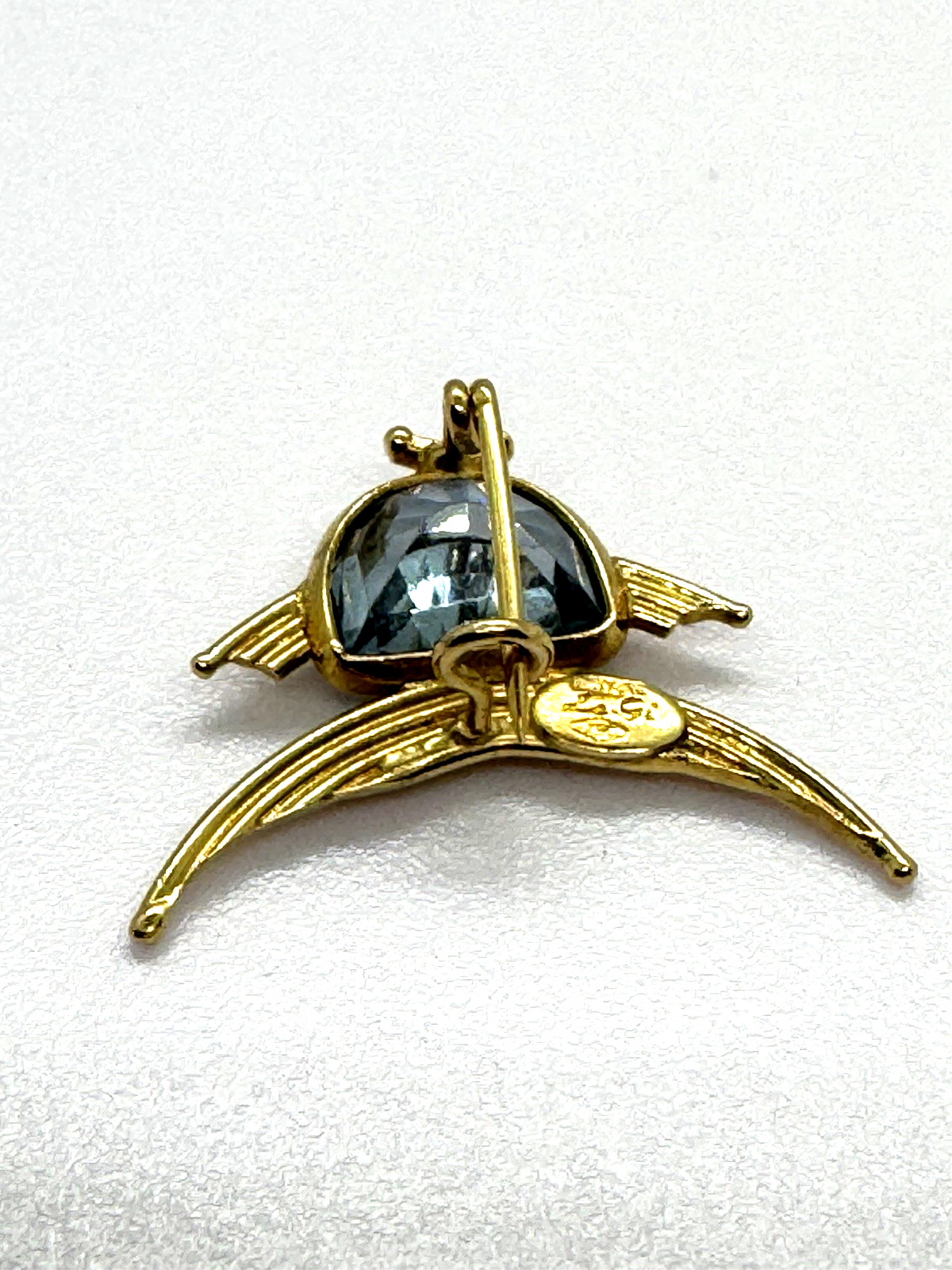 18k Le Gi Blue Topaz Fish Pin C Clasp little brooch with character 2.4 grams