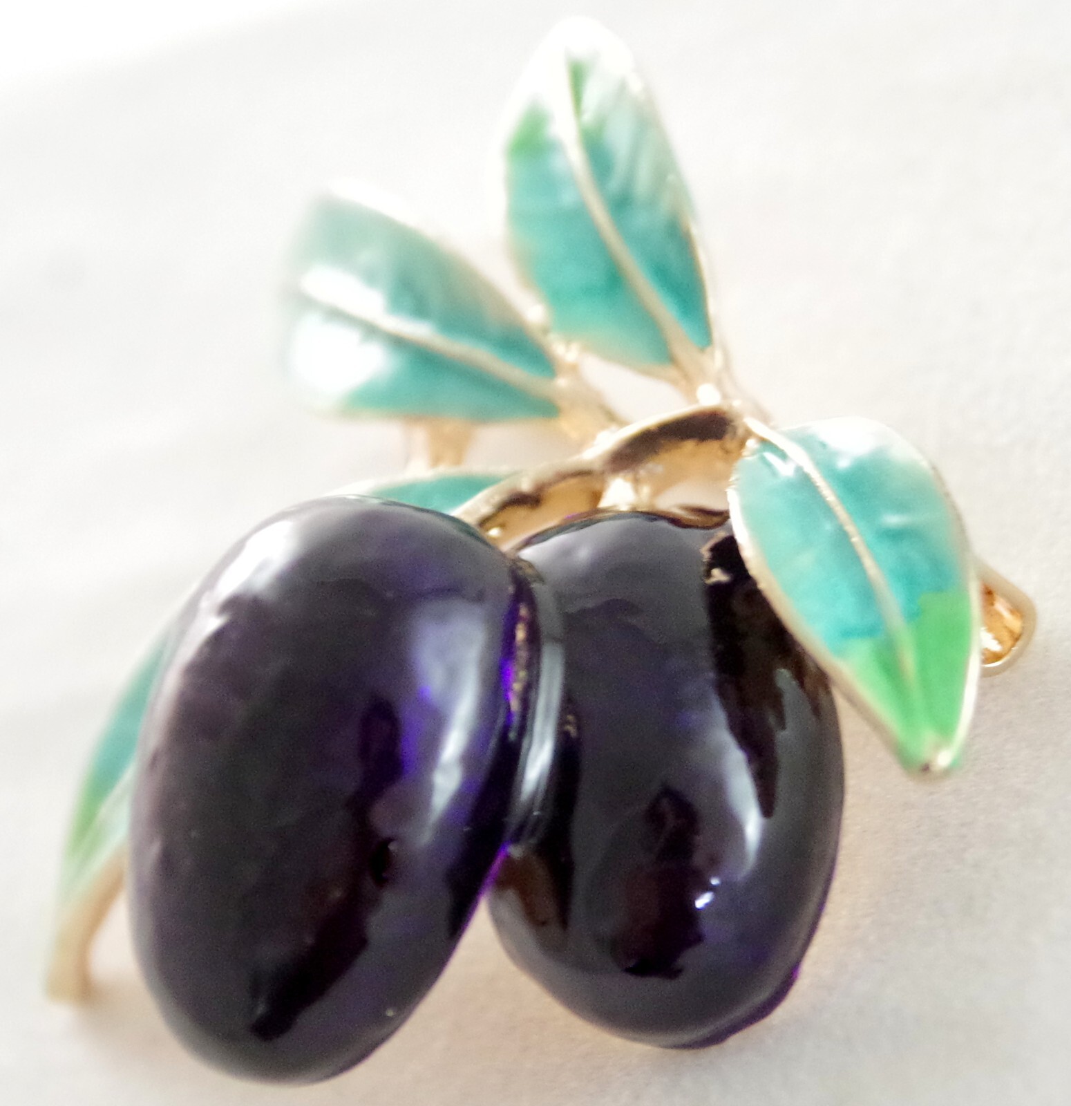 Pretty! 1.75″ NWOT HIGHLY DIMENSIONAL BLACK OLIVE FRUIT ENAMEL & GOLD BROOCH PIN