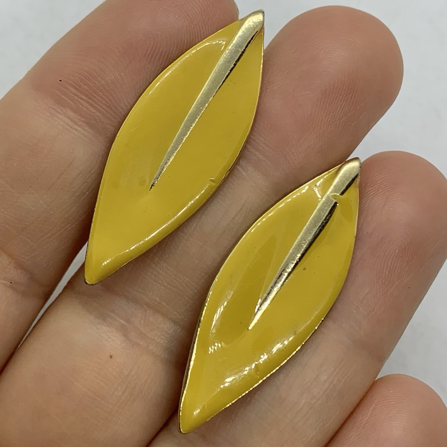 Vtg Retro Mustard Yellow Enamel Leaf Boho Earrings Drop Gold Tone Post