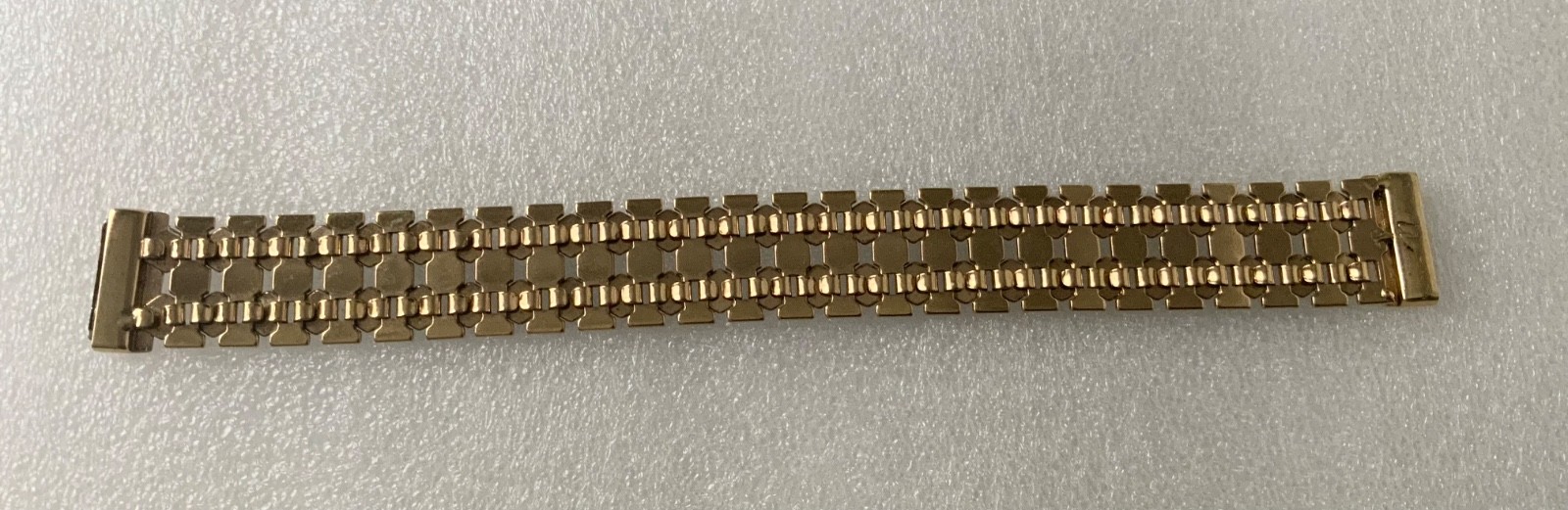 Liz Claiborne 28cm Vintage Honeycomb Bracelet with Magnet Clasp
