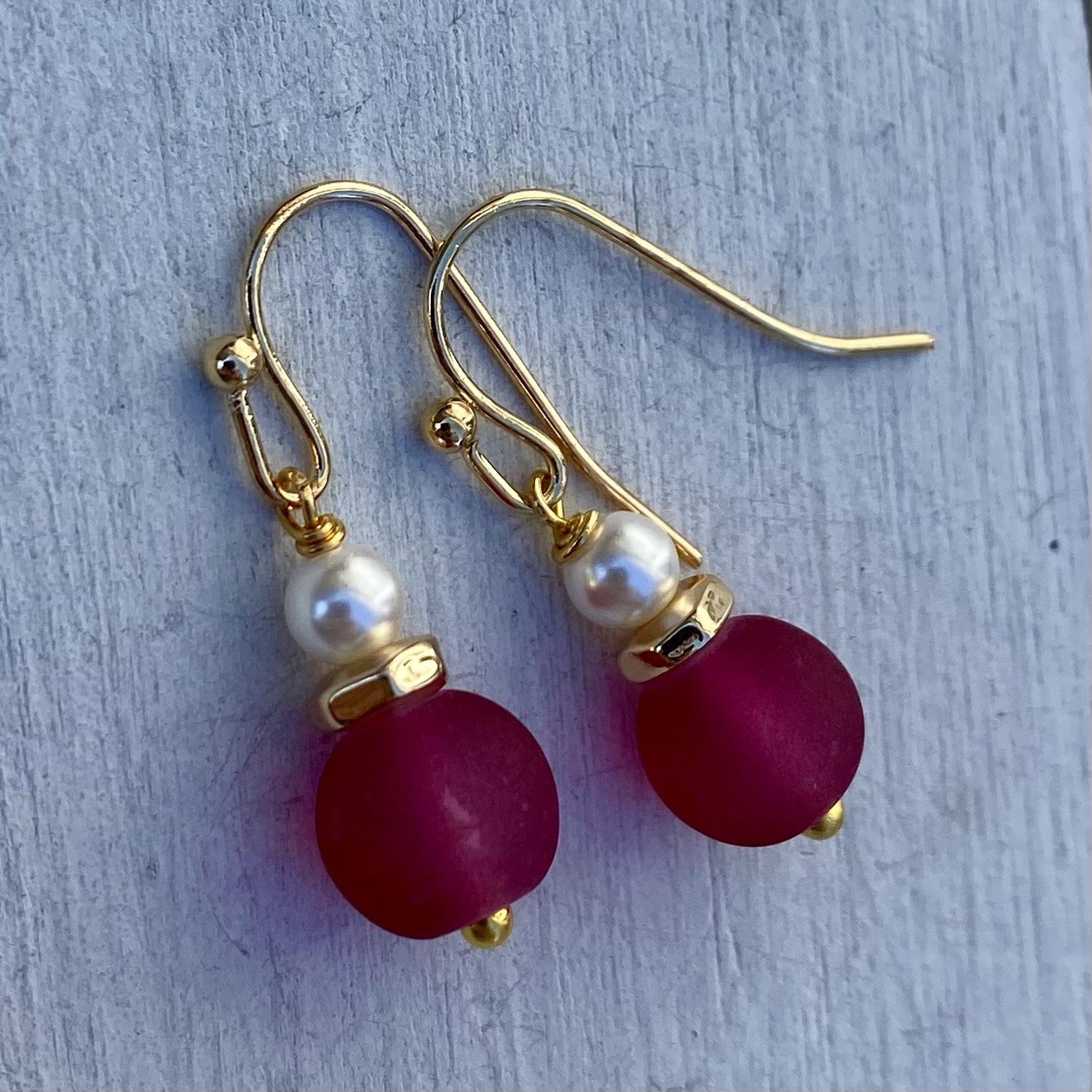 Min Favorit Fuchsia Pink Sea Glass, White Freshwater Pearl & Gold Pl Earrings