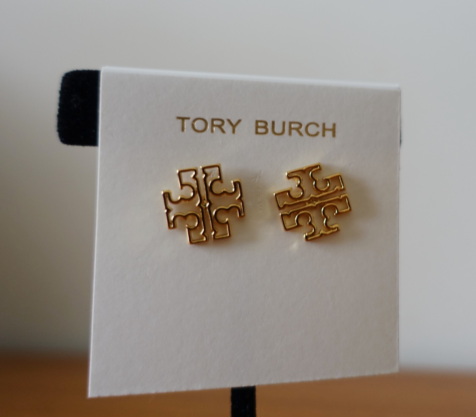 TORY BURCH BRITTEN MINI ‘T’ LOGO EARRINGS IN GOLD. NEW