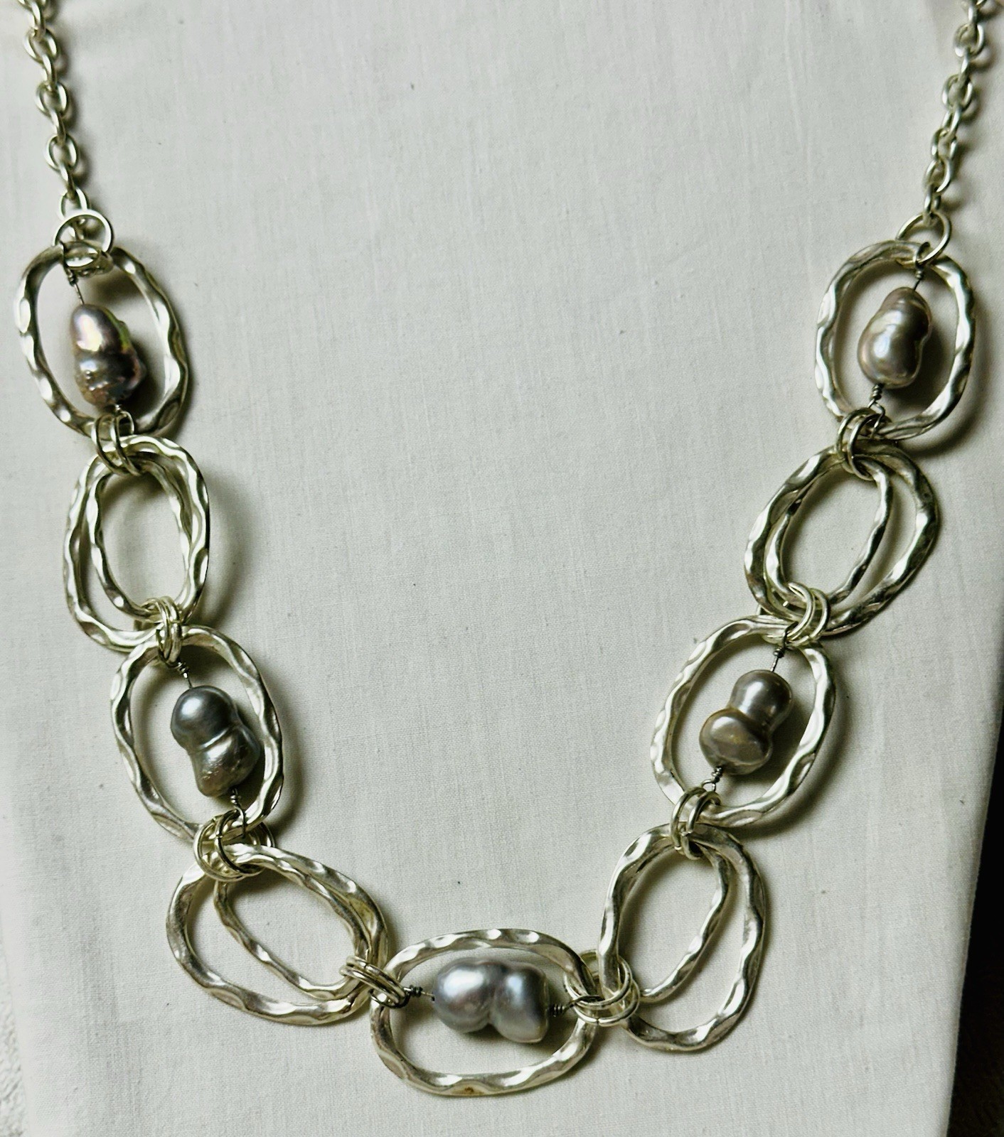 Hammered Silver Tone Oval Link Pearly Bead Collar Necklace n0357