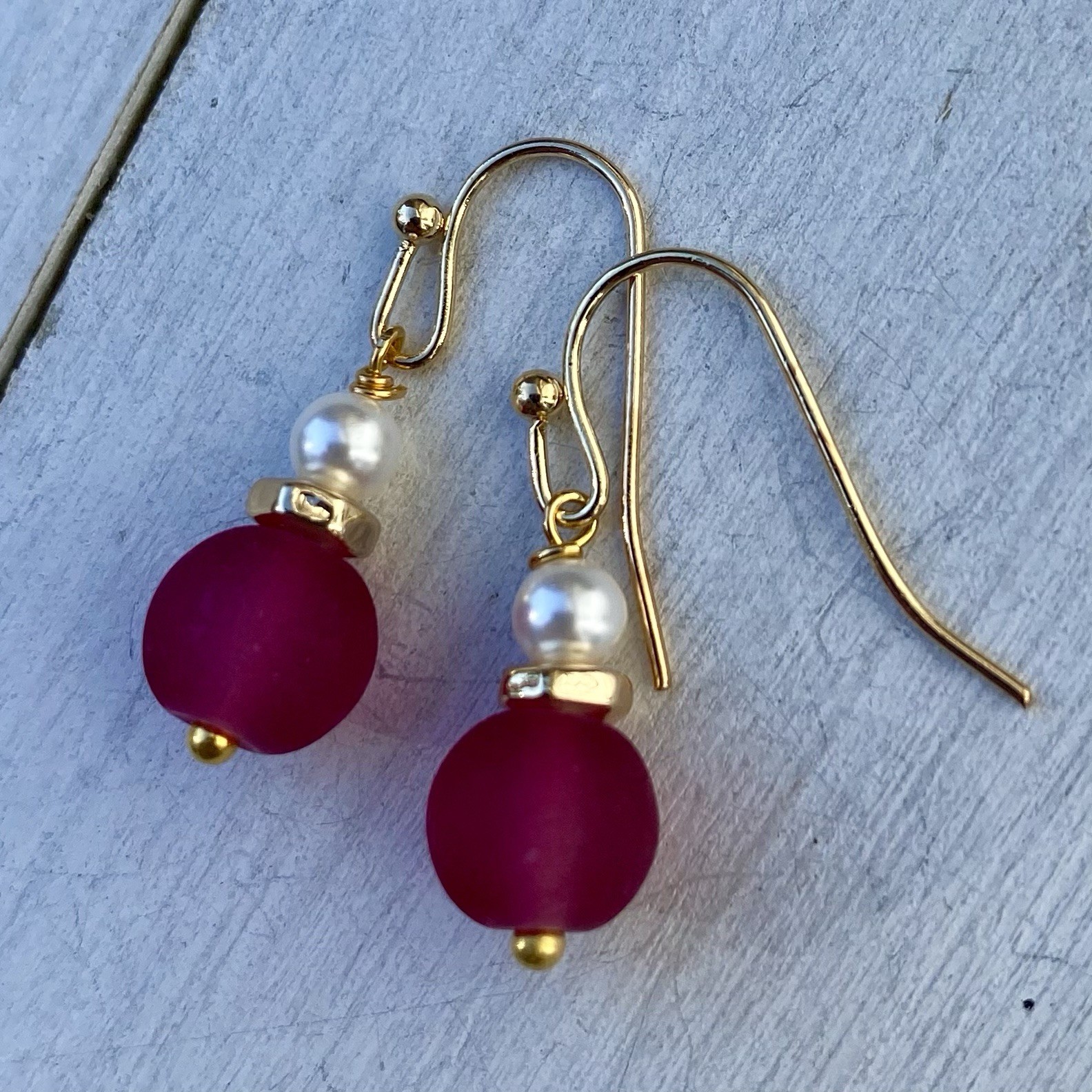 Min Favorit Fuchsia Pink Sea Glass, White Freshwater Pearl & Gold Pl Earrings
