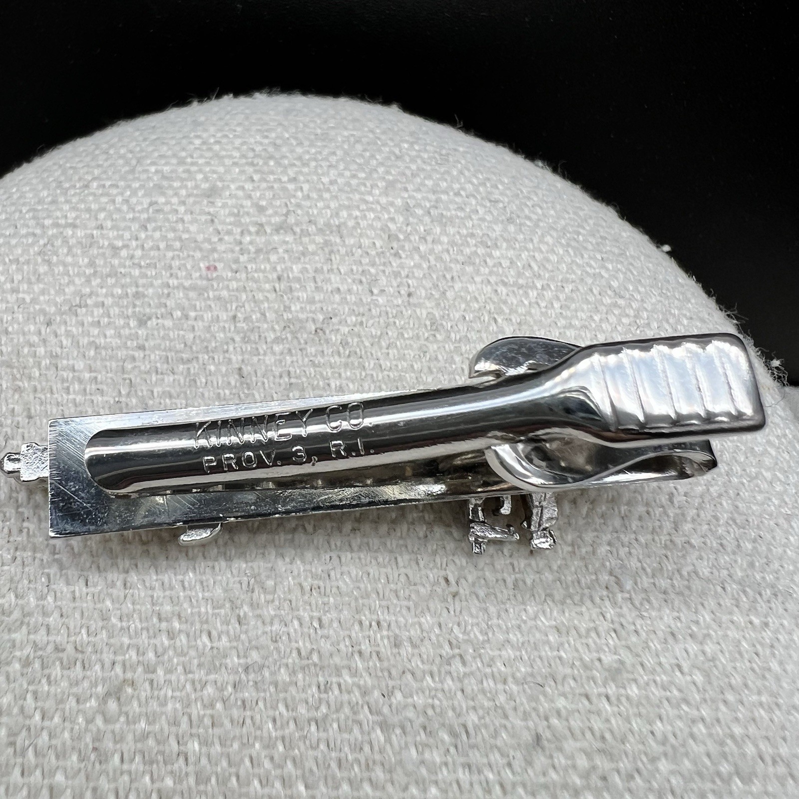 Vintage Rifle Shotgun Tie Clip Silver Tone Advertising Flintkote Signed 1.75″