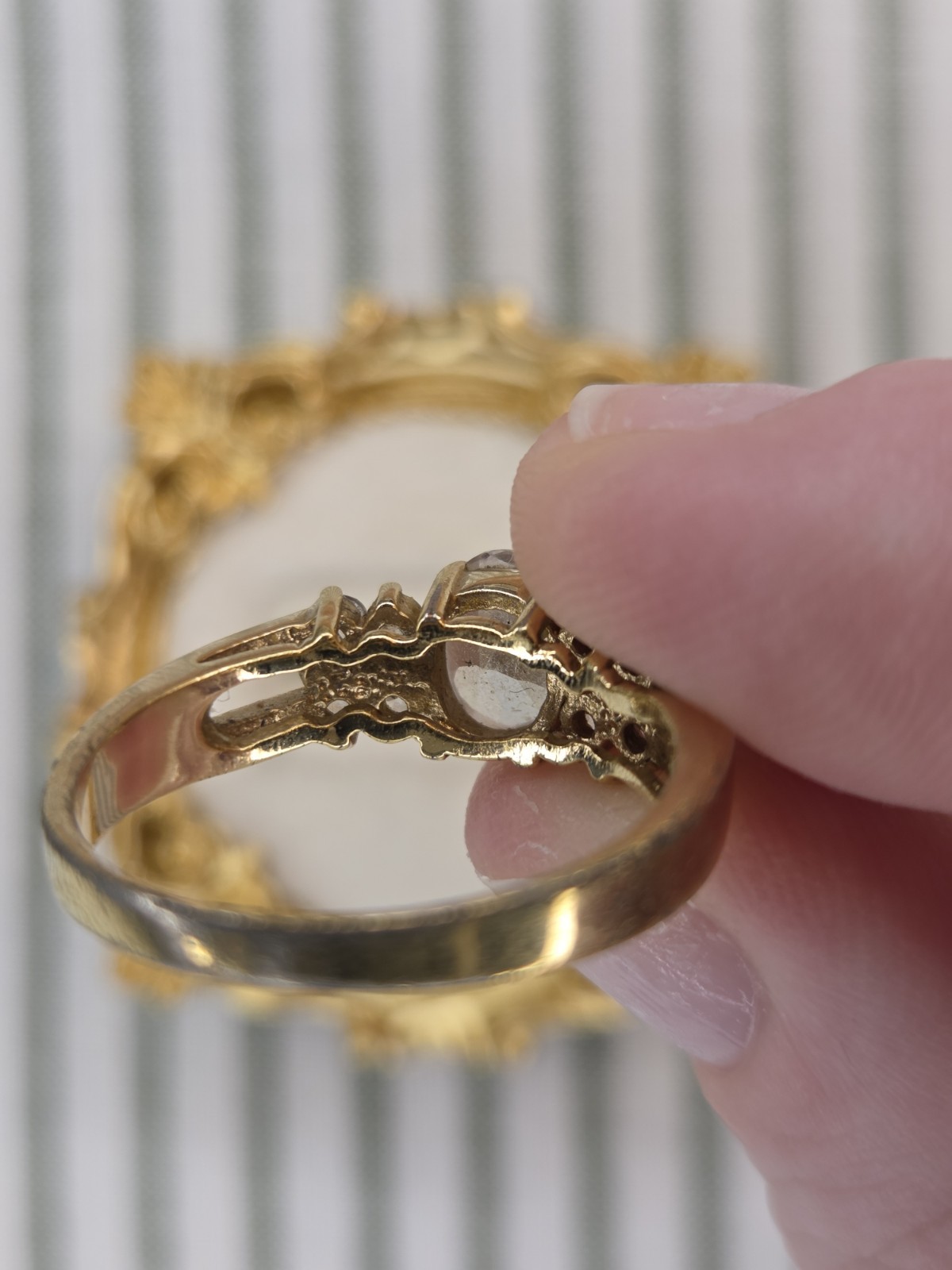 Gold Tone White Round Stone Solitaire w/ Accents Band Ring Size 9 Metal