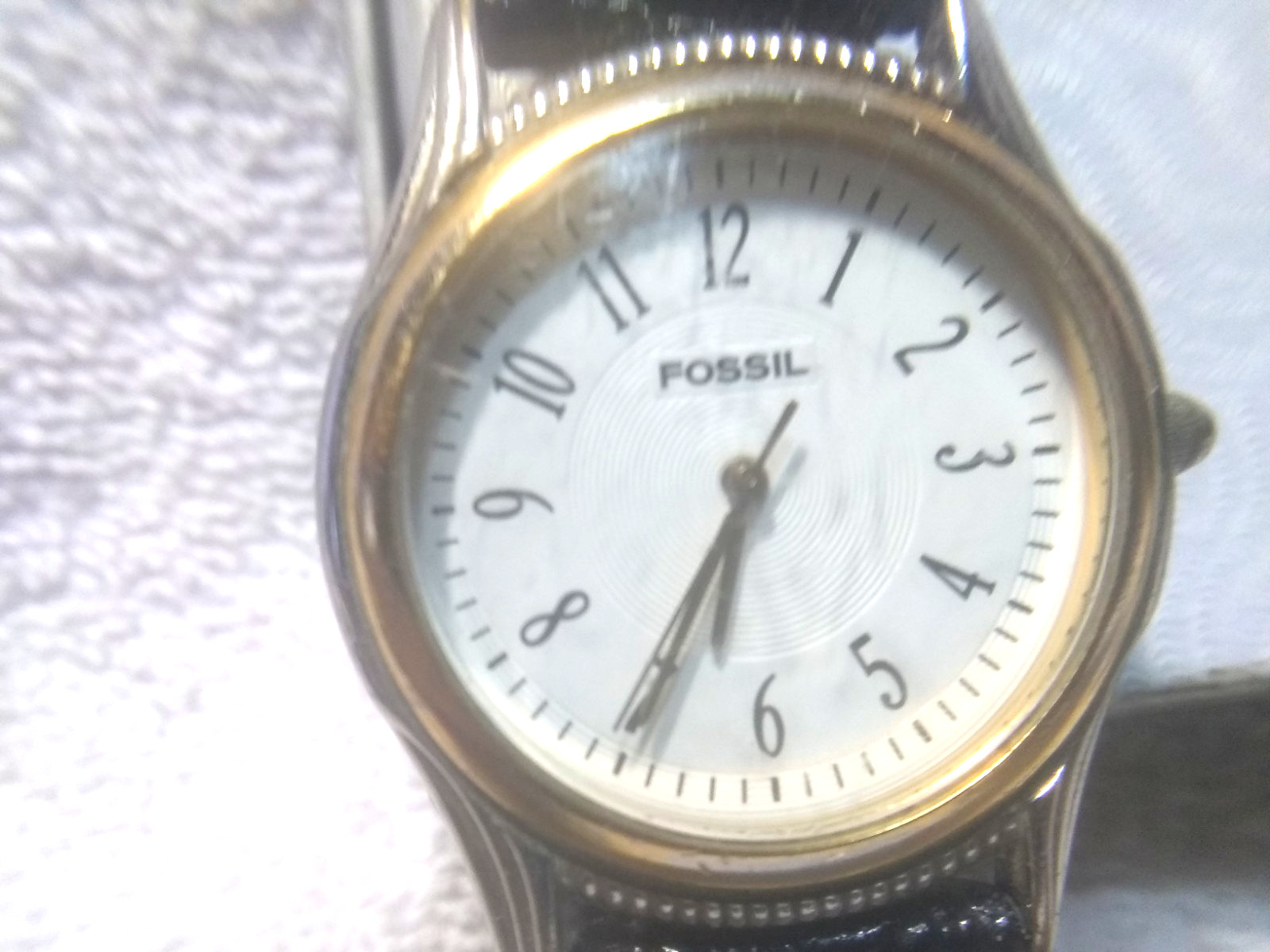Fossil Authentic EC-8734 Quartz Watch White Dial Black Leather New Bat Works !!!