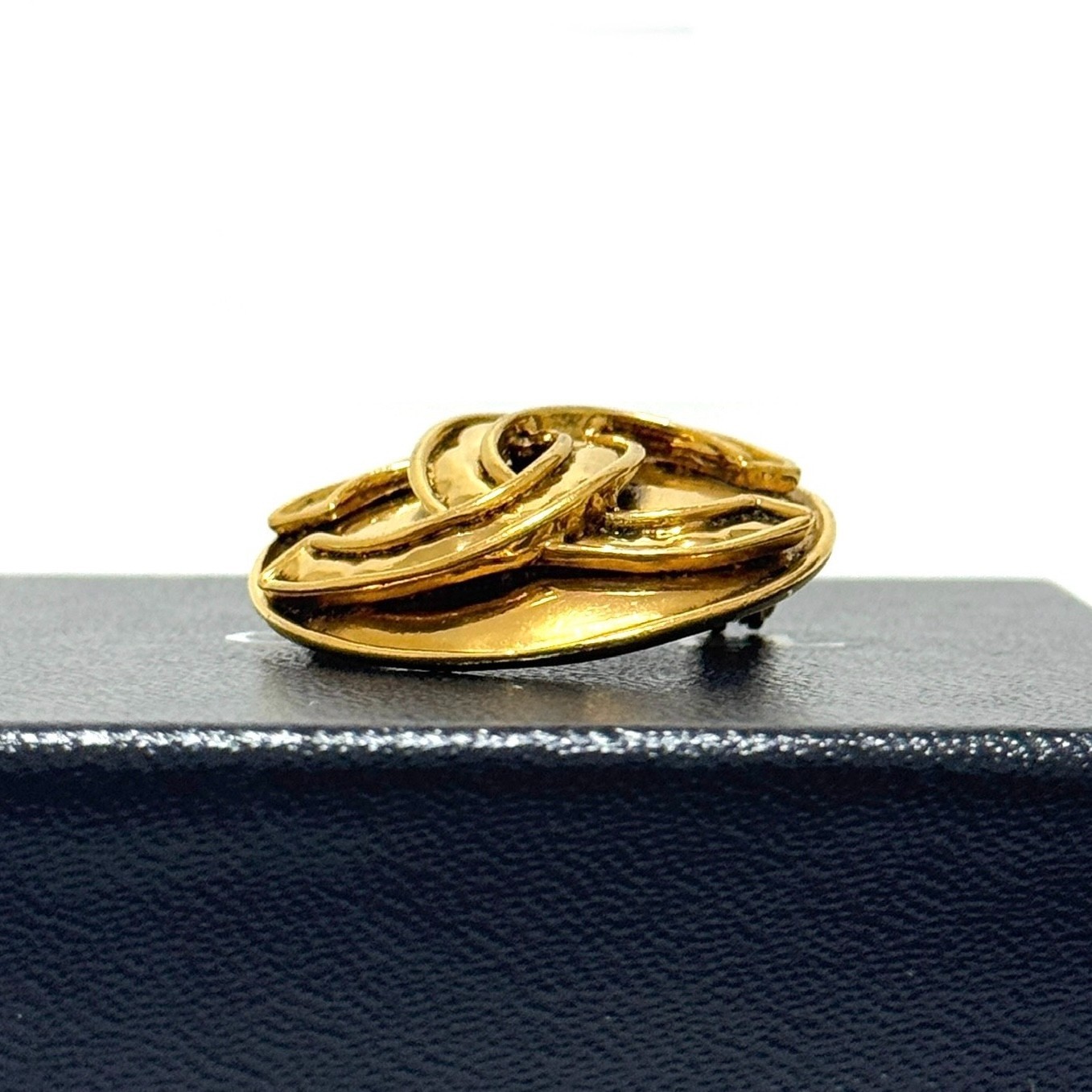 CHANEL 94P CC Logo COCO Mark Round Brooch Gold Accessory Authentic Japan