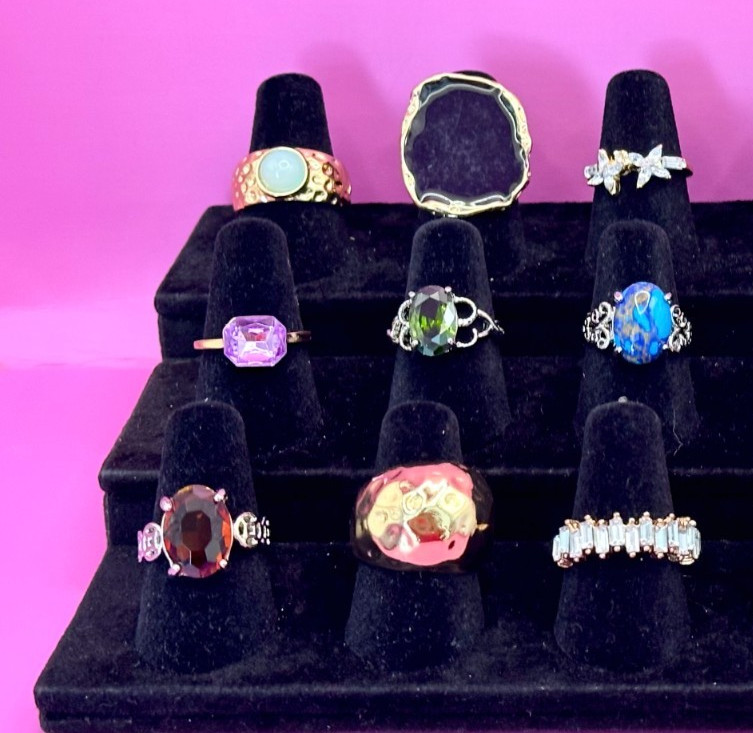 Lot 18 Fashion Rings Sizes 6 to 6.5 Including 1 Premier Design R-42
