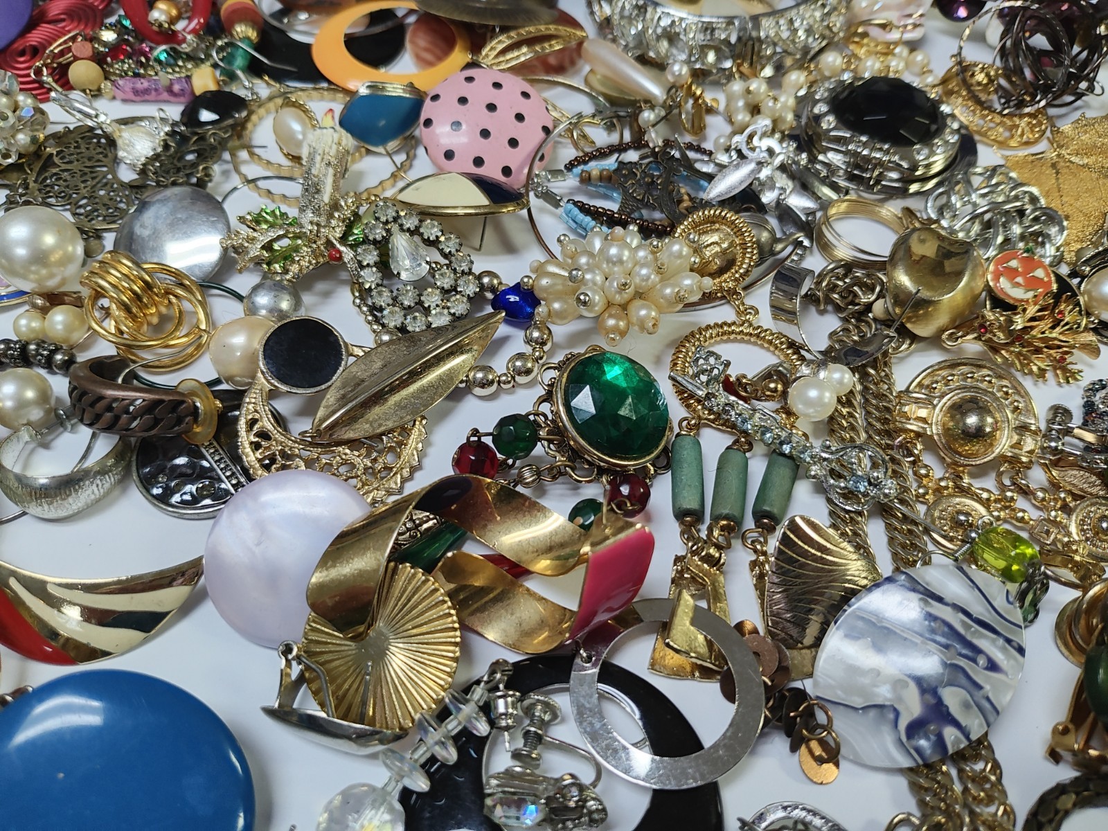 Huge Estate Junk Jewelry Lot 7lbs Earrings Screw Back Clip On Etc (Read Desc.)
