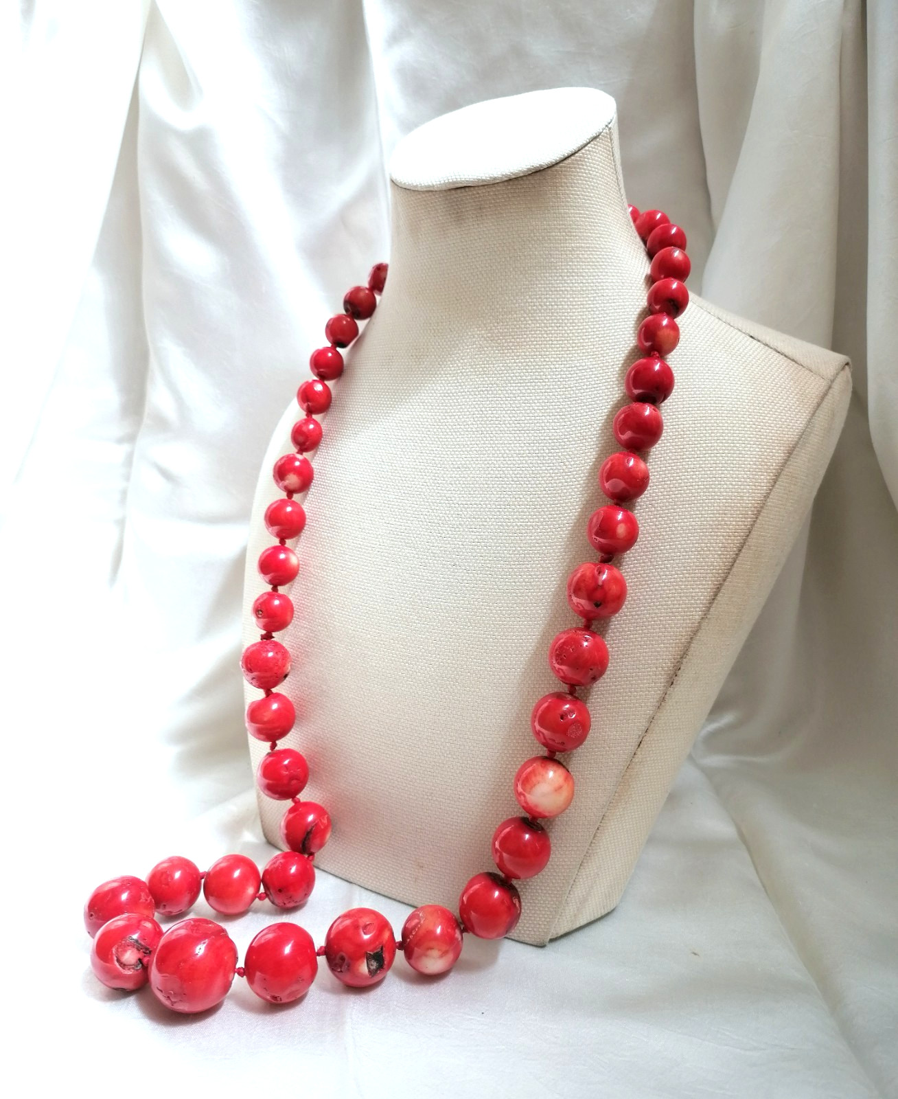 SPECTACULAR RED BAMBOO CORAL MAXI BALL CLIMBING NECKLACE, NEW.