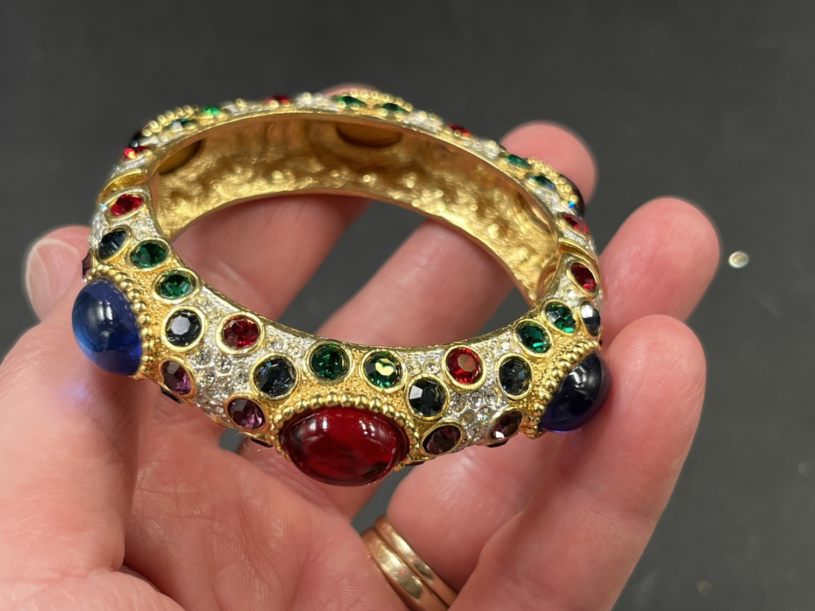 Vtg Sphinx Signed Multi Color Cabochon Etc Hinged Bangle Bracelet 5/8” Wide