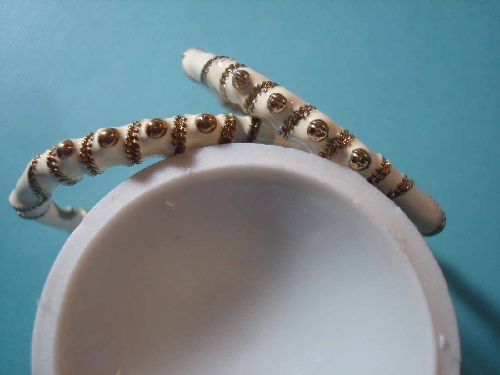 VINTAGE, SET NECKLACE & POST HOOP LARGE EARRINGS CREAM/BEIGE GOLD ACCENT PERFECT